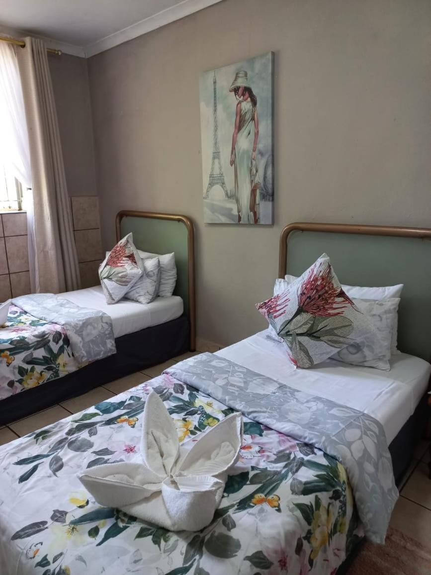 Twin Room with Shared Bathroom photo 1