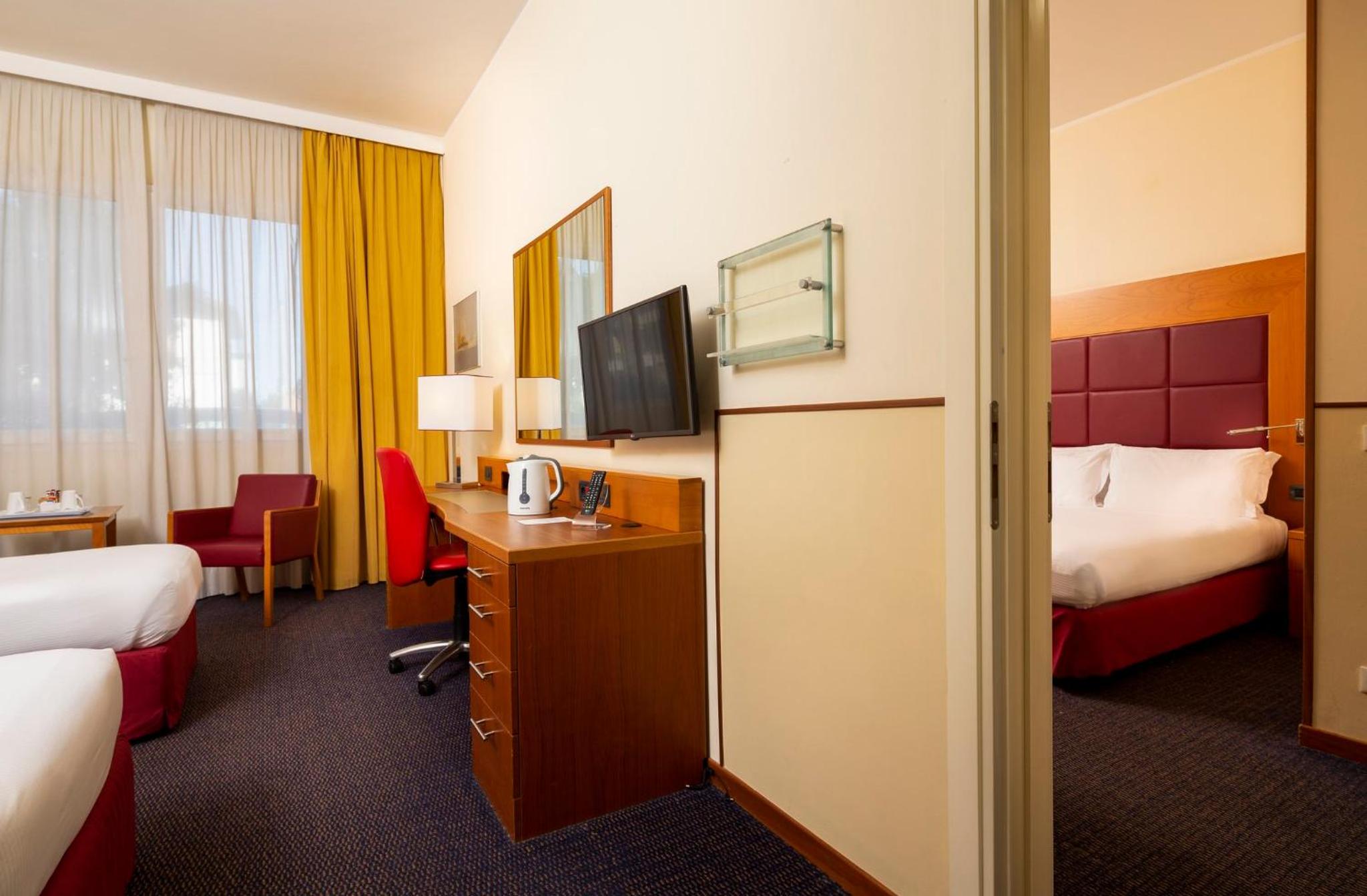 Premium Room with Two Twin and One King Bed - Photo 3