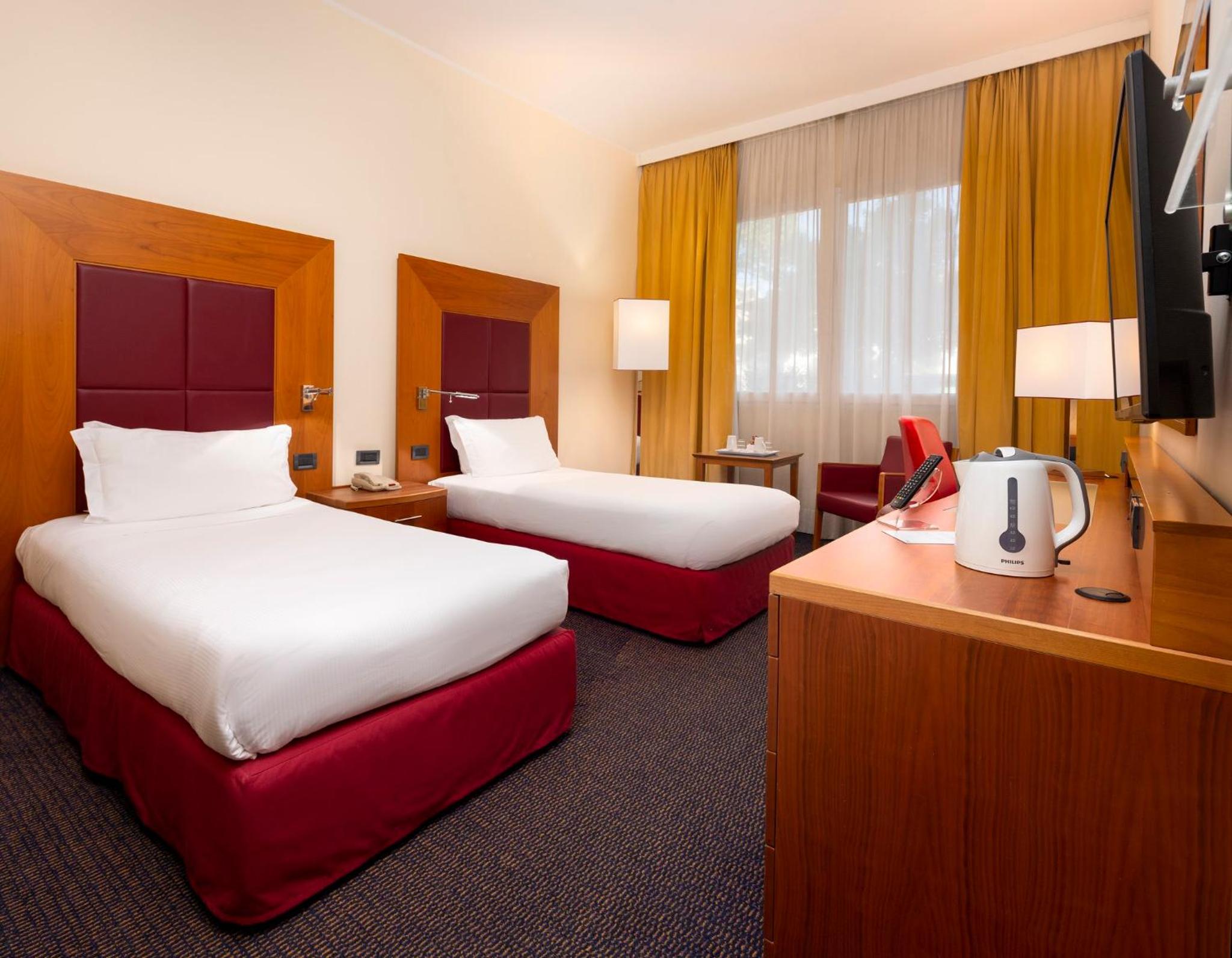 Standard Twin Room - Photo 9