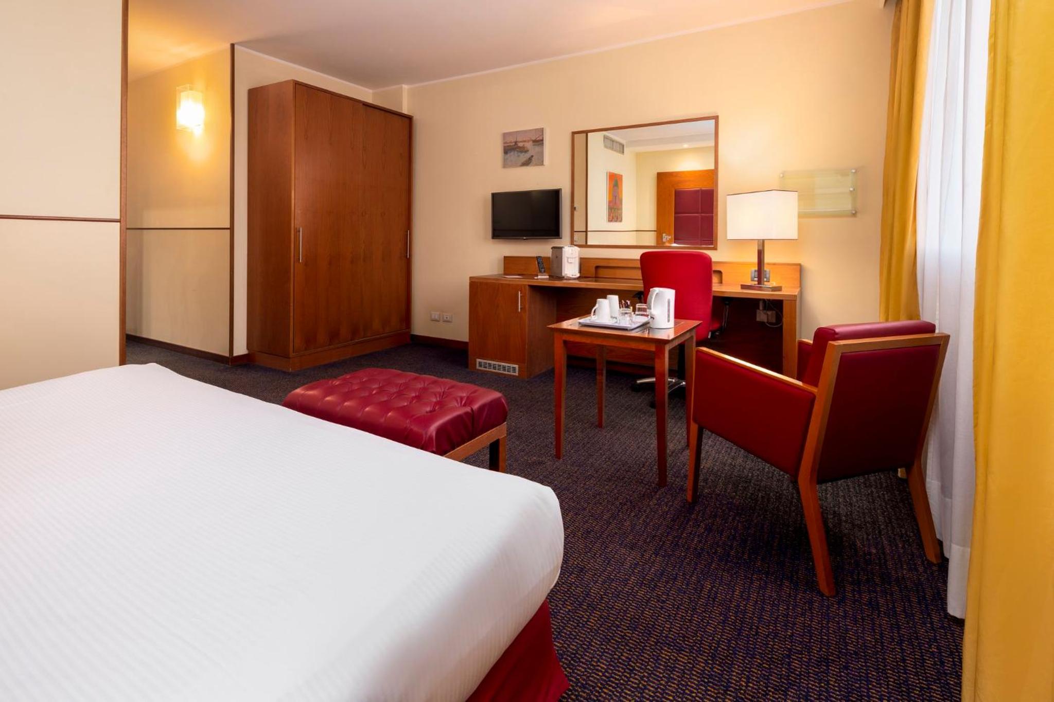Premium King Room - Photo 2