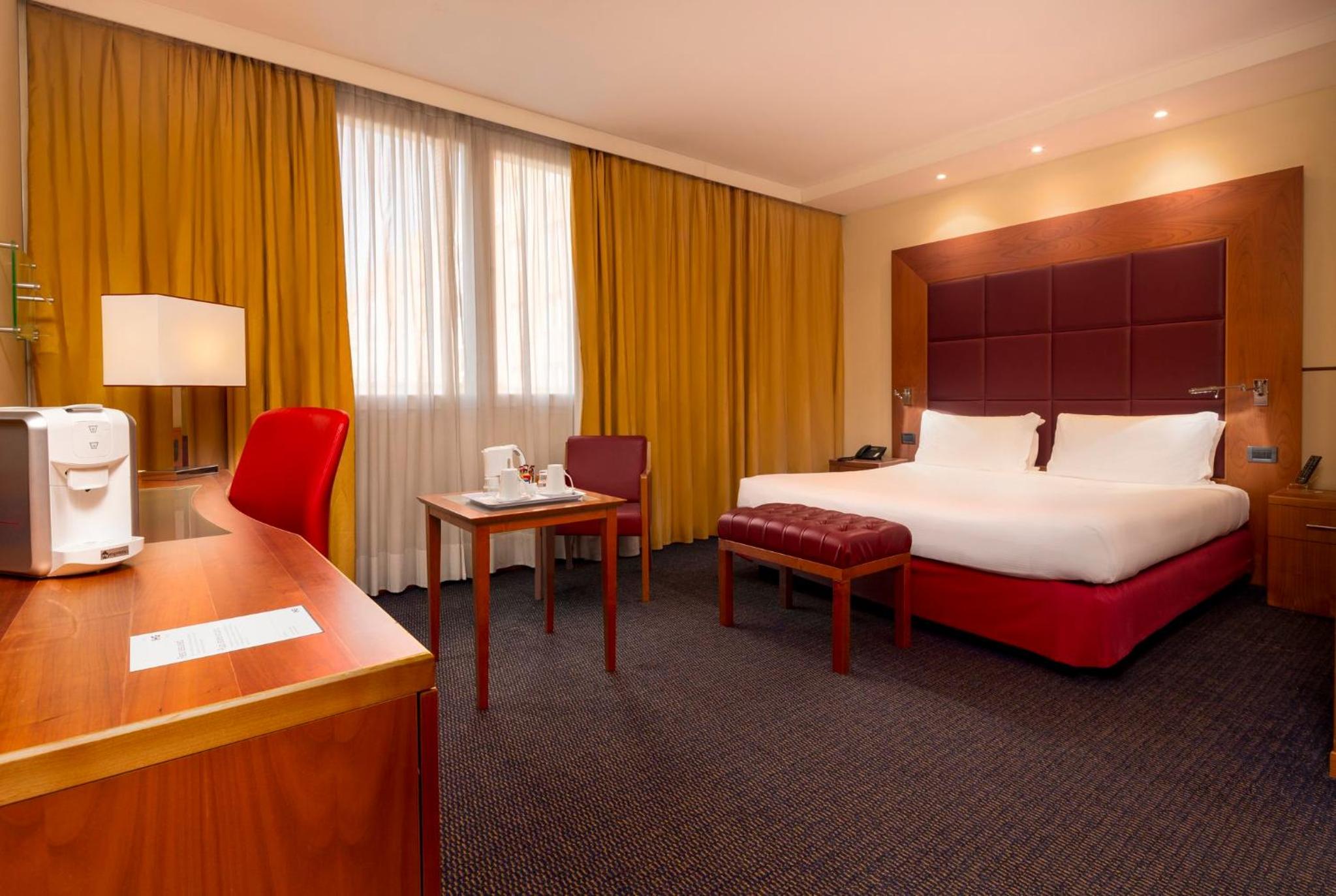 Premium King Room - Photo 10