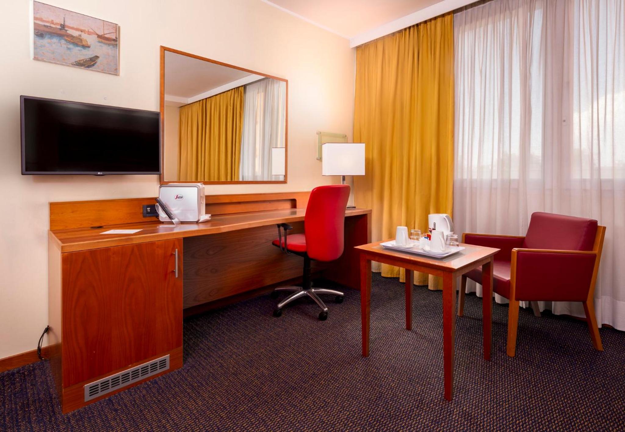 Premium King Room - Photo 7