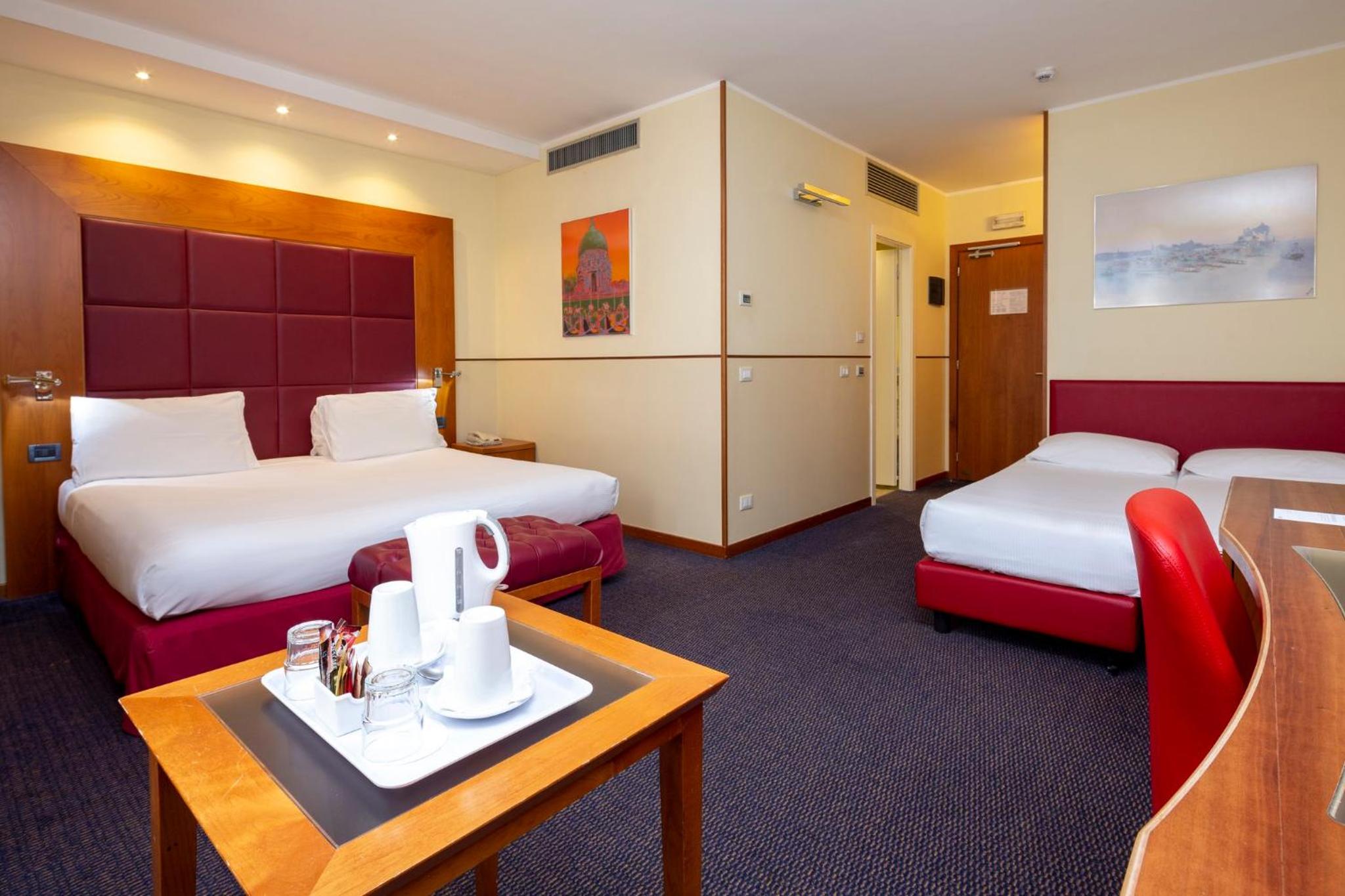 Standard Room with Two Single and One King Bed - Photo 7
