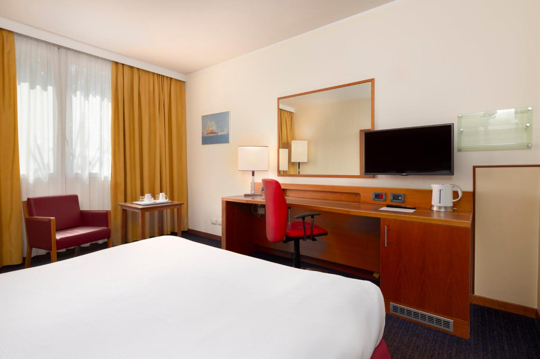 Standard King Room - Photo 5