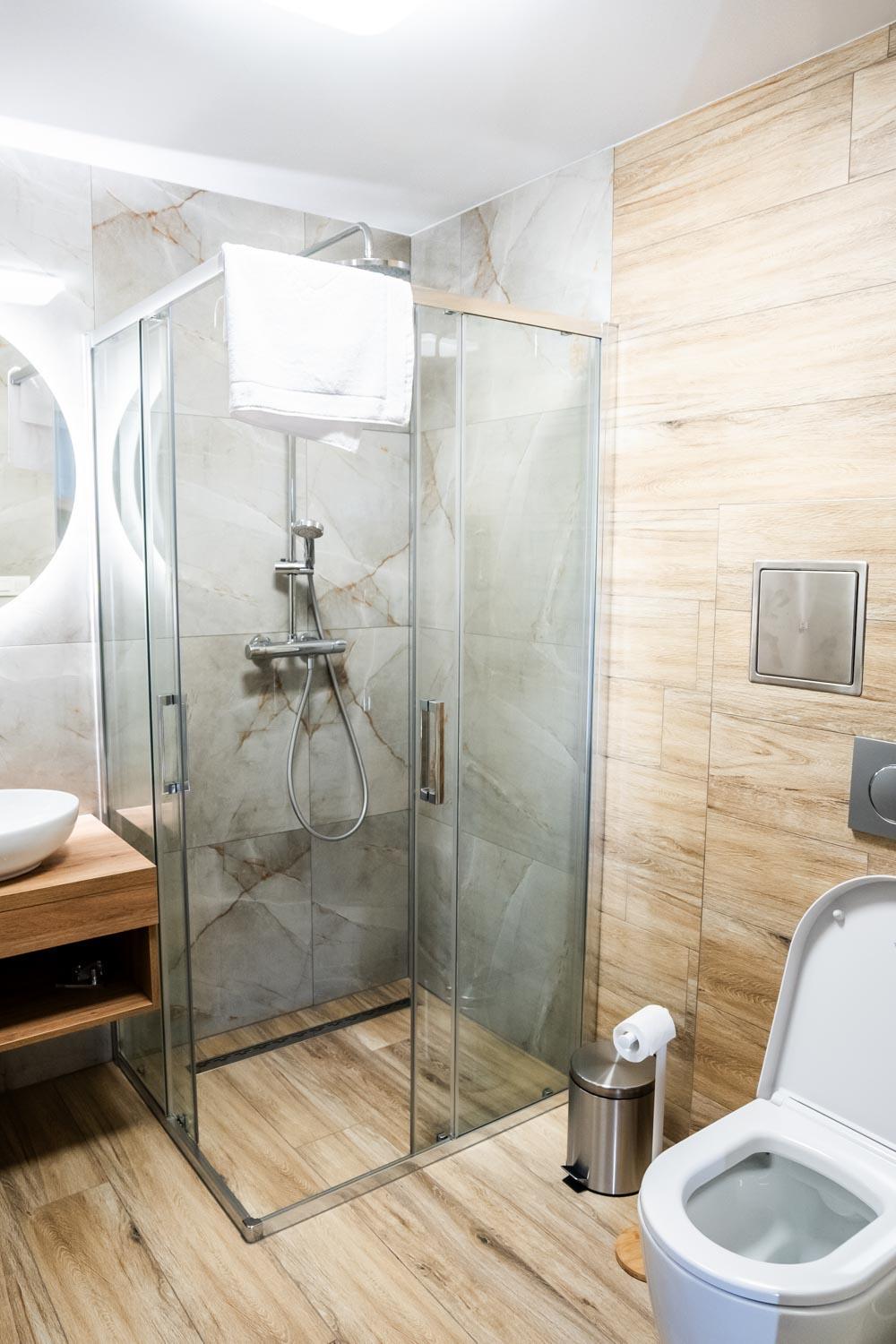 Apartmán A0 suterén s 2 malými oknami