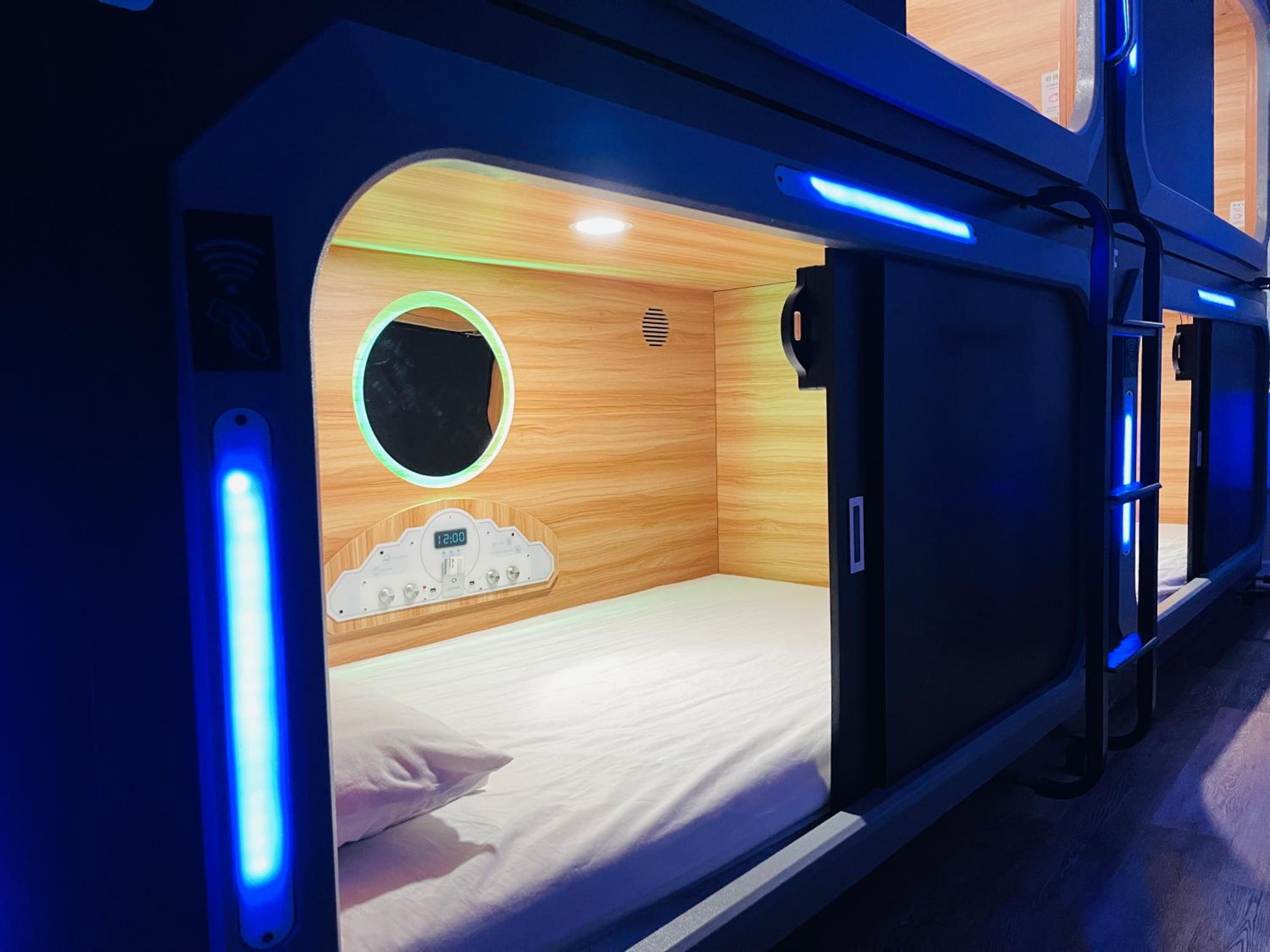 1 BED IN A 4 BED FEMALE LUXURY POD PVT SHOWER photo 3