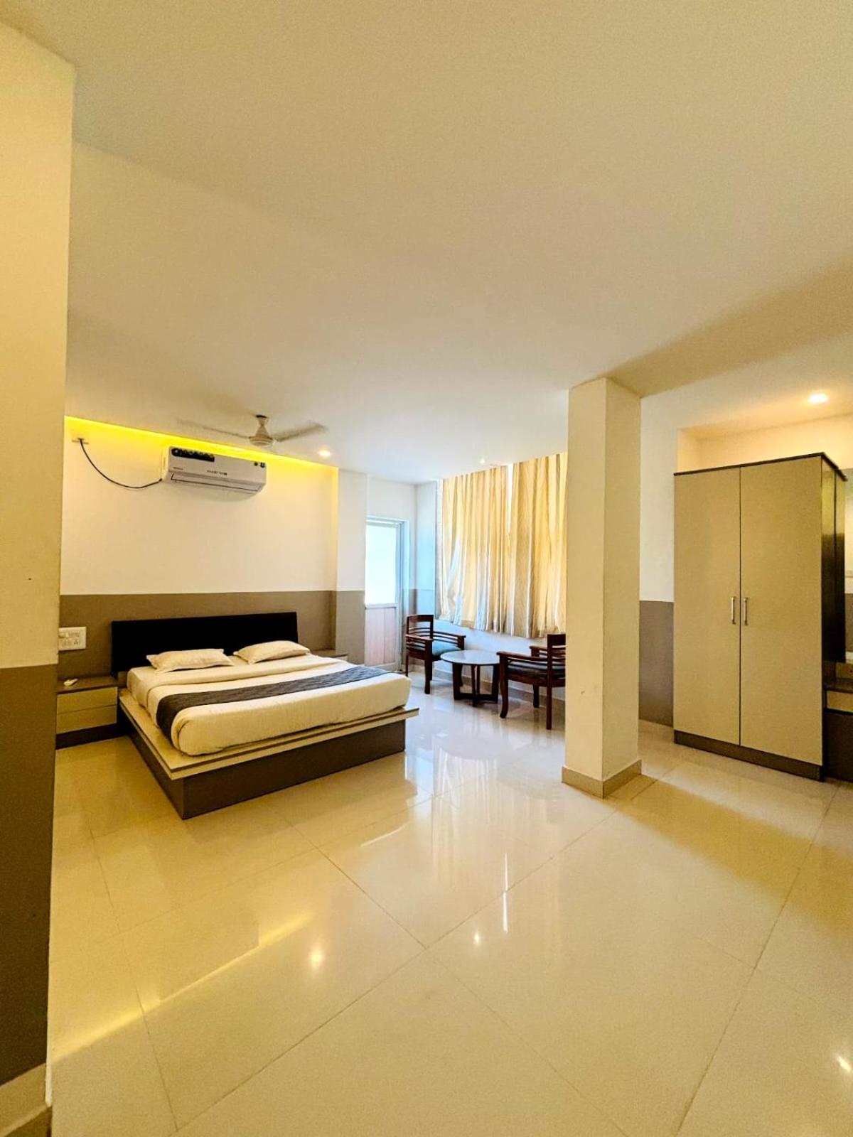 Deluxe Double Room (2 Adults + 1 Child)