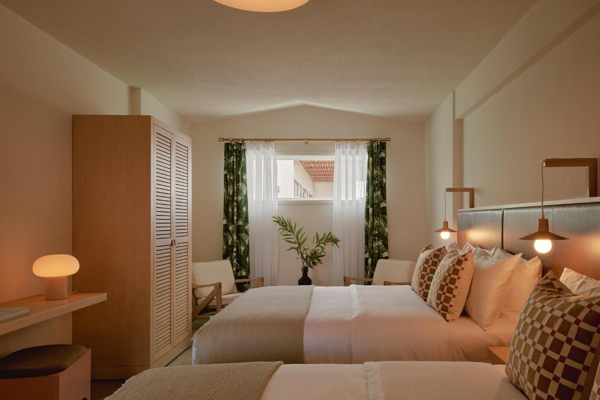 Deluxe Queen Room with Two Queen Beds photo 2