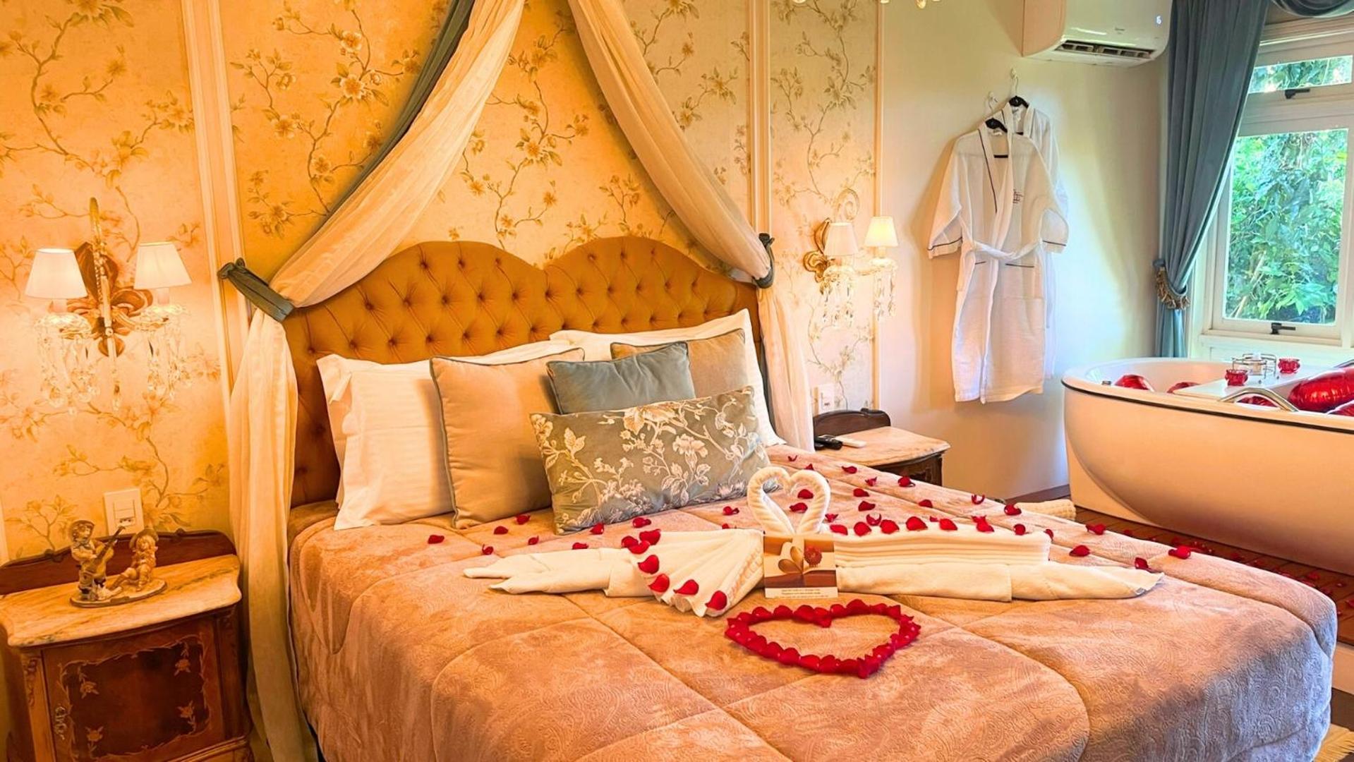 Deluxe Suite with Spa Bath photo 3