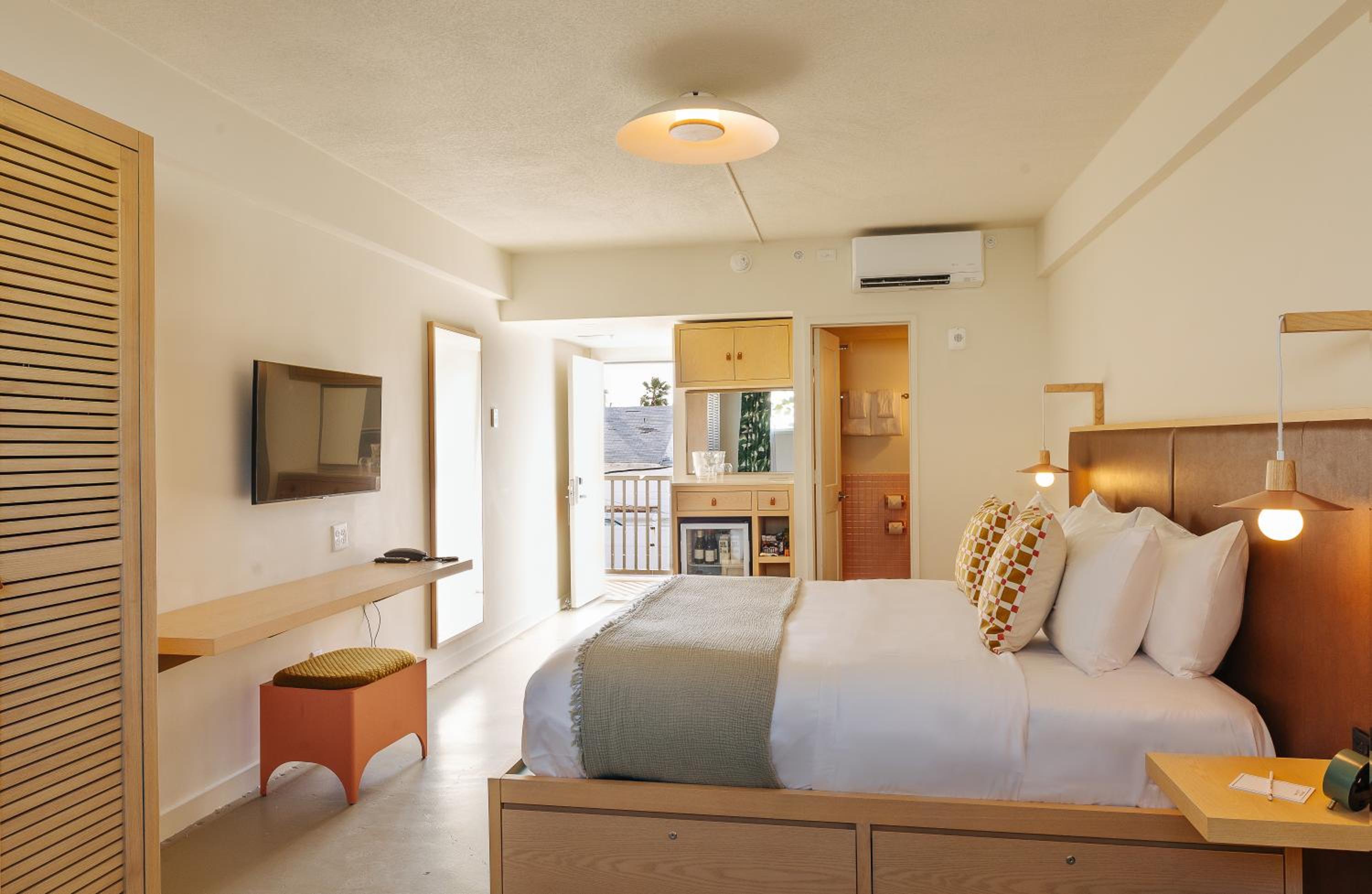 Deluxe King Room photo 1
