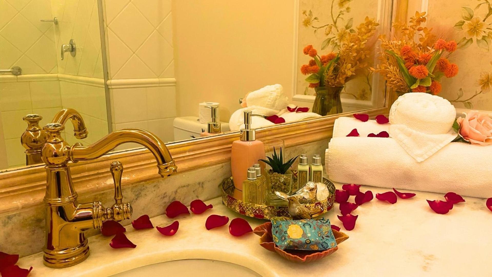 Deluxe Suite with Spa Bath photo 3