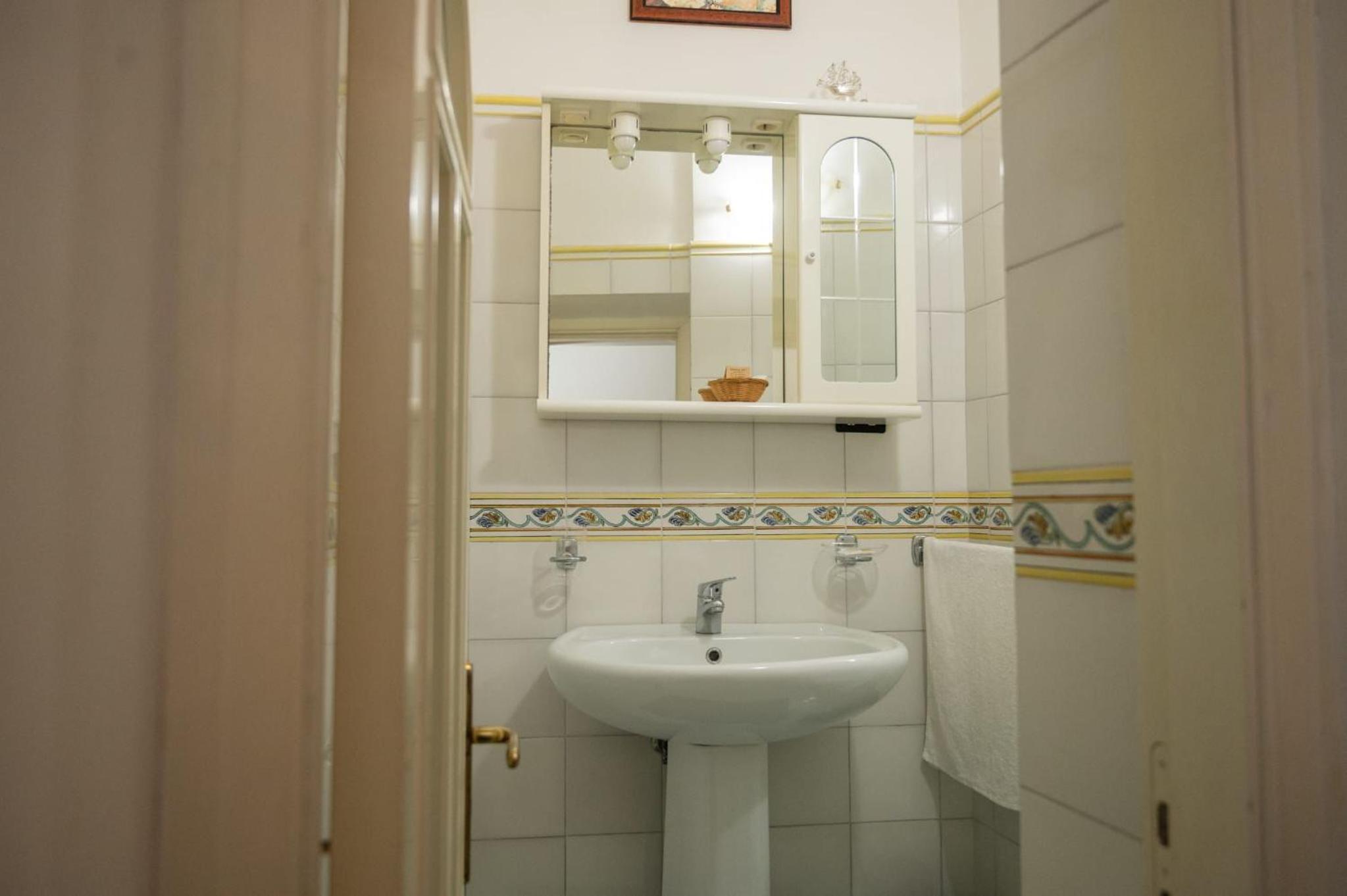 One-Bedroom Apartment photo 3