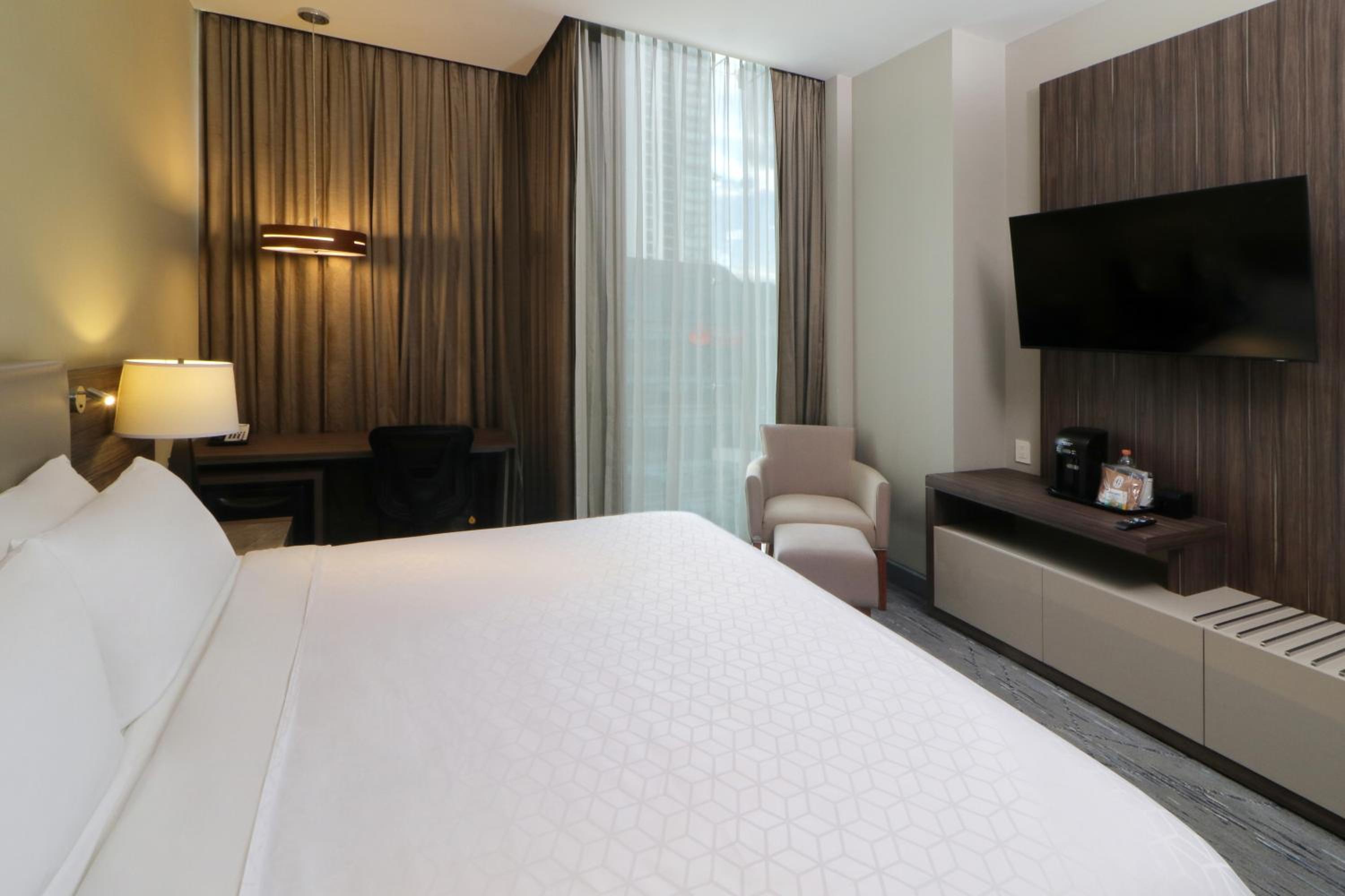 Standard King Room with Mountain View - High Floor thumbnail 6