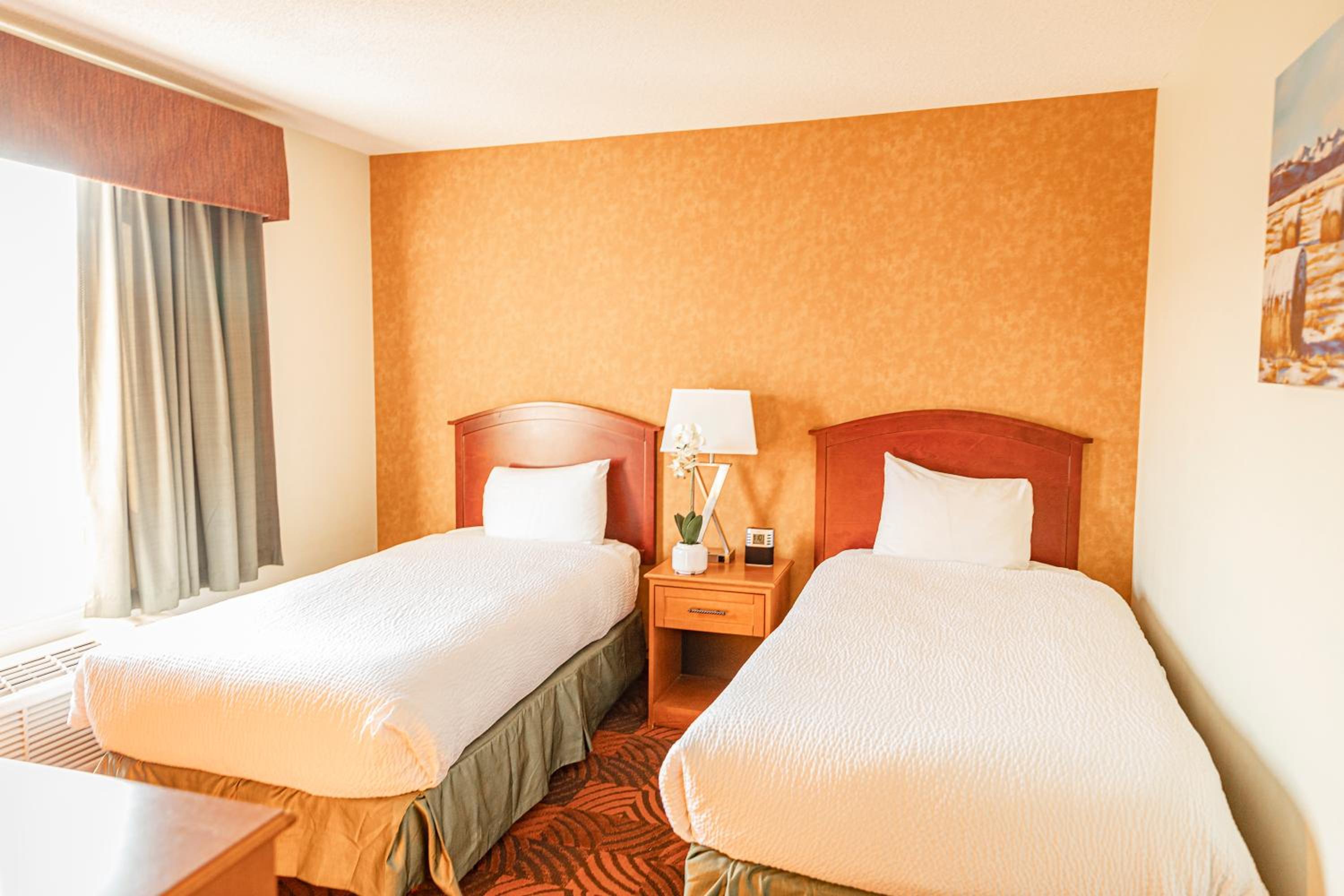 Two-Room King Suite with One King Bed and Two Single Beds - Non-Smoking - Photo 5