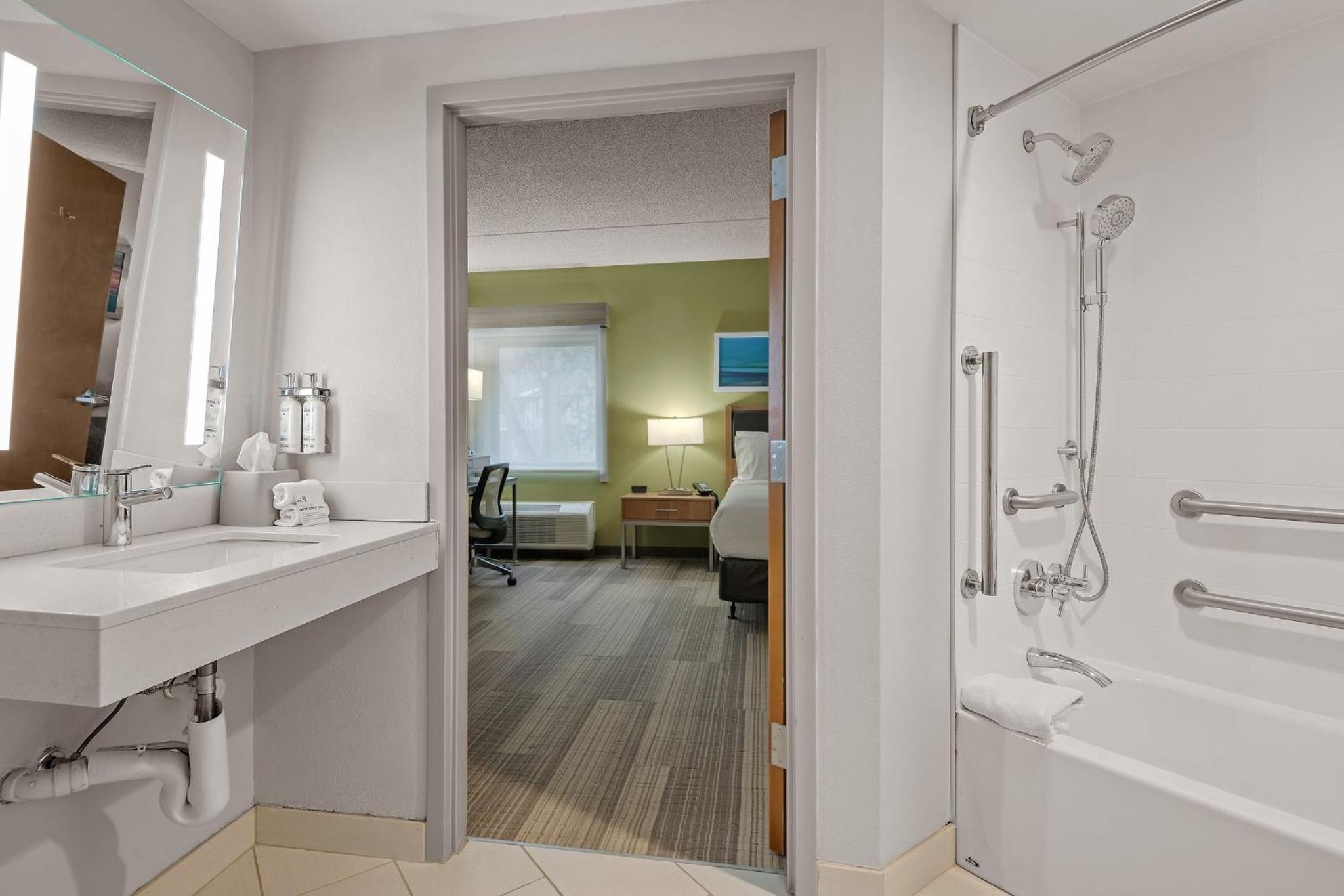 Queen Room with Single Sofa Bed and Tub - Mobility Accessible  - Photo 3