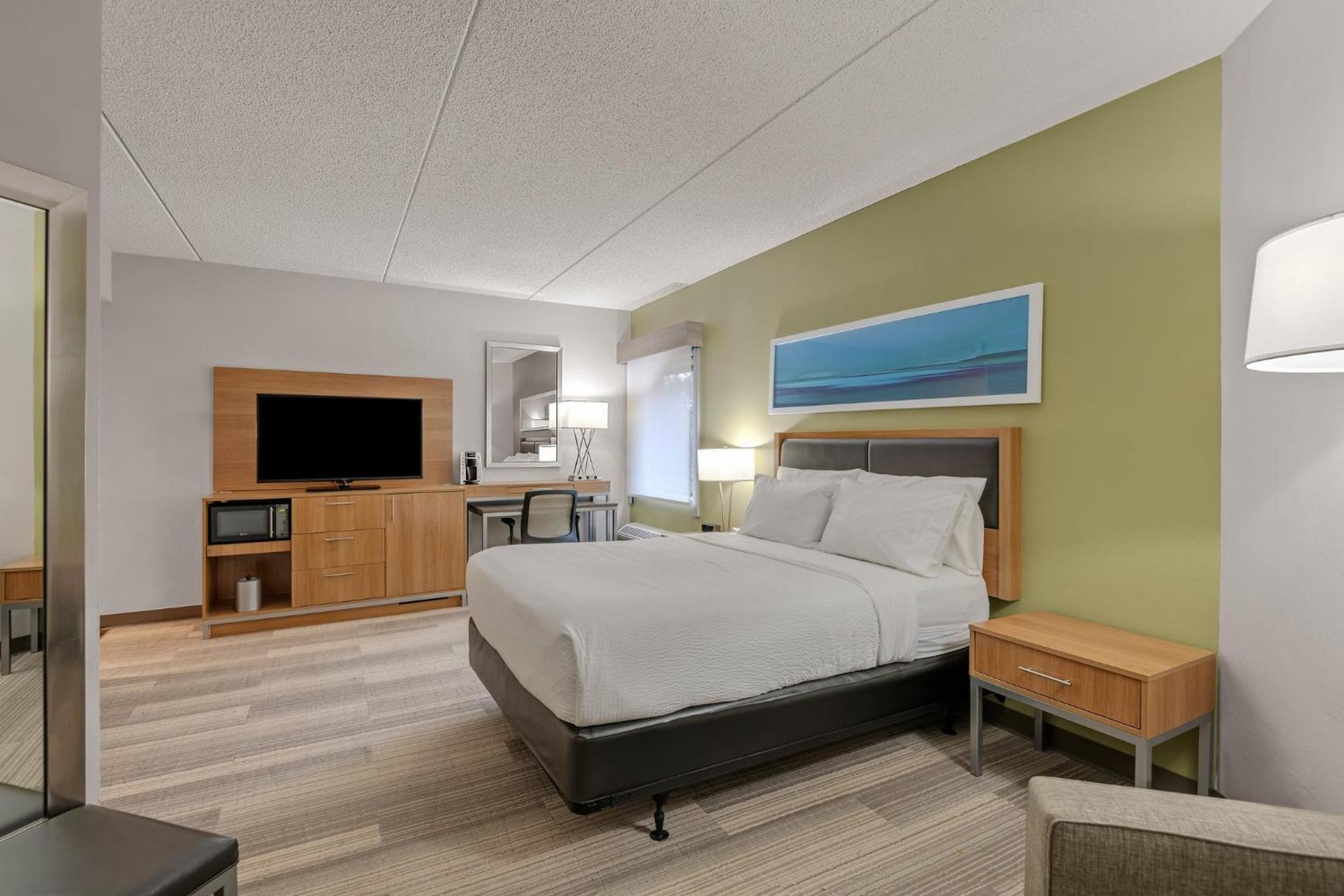 Queen Room with Single Sofa Bed and Tub - Mobility Accessible  - Photo 4