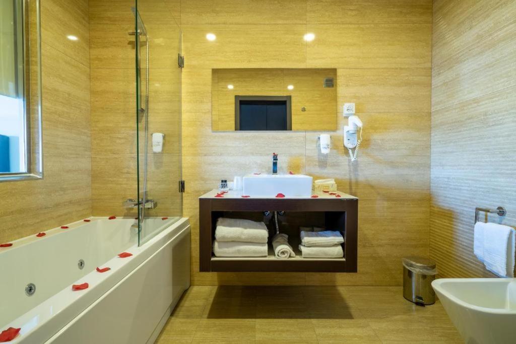 Double or Twin Room with Romantic Package - Photo 4