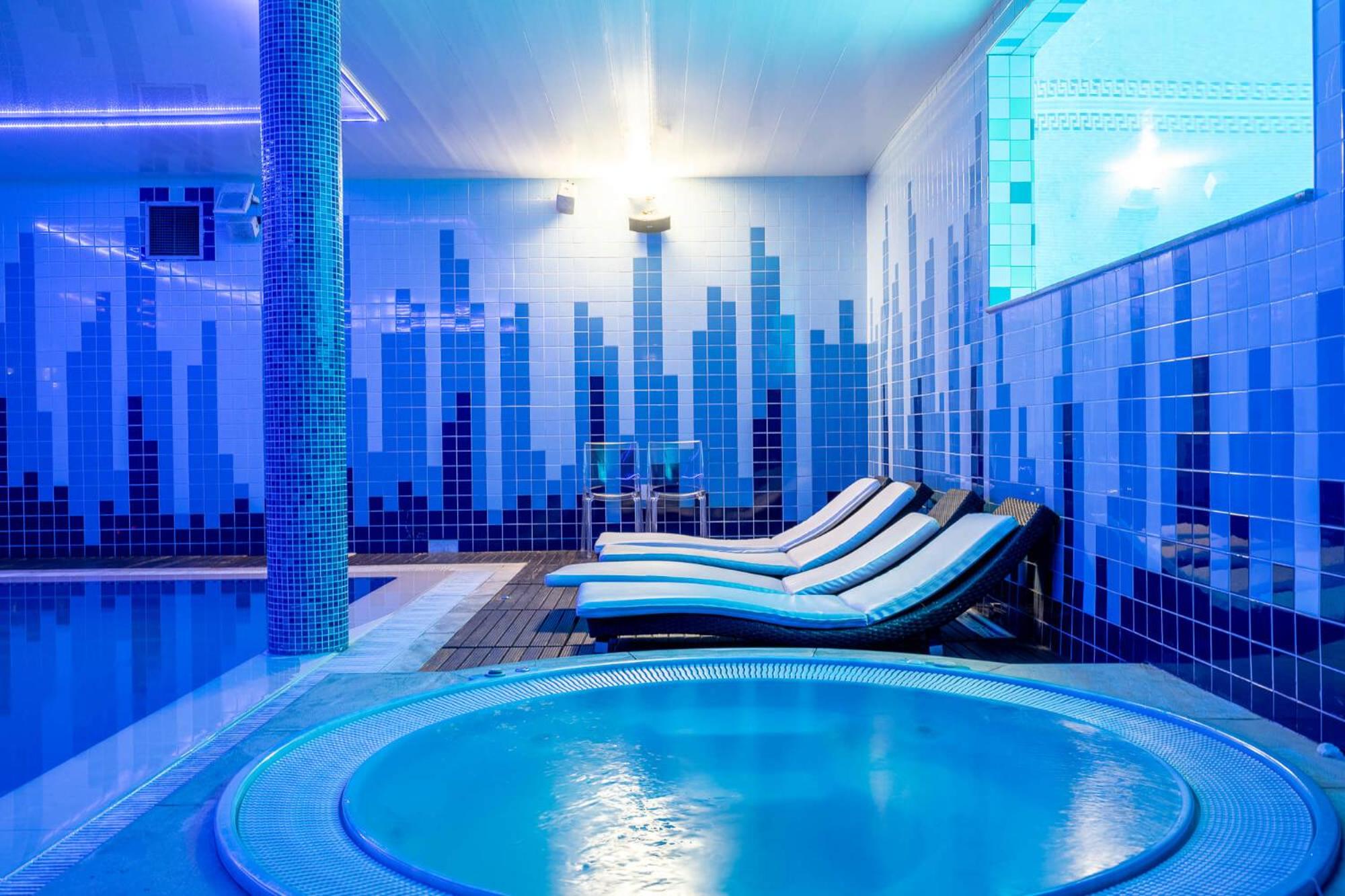 Double or Twin Room with Romantic Package - Photo 3