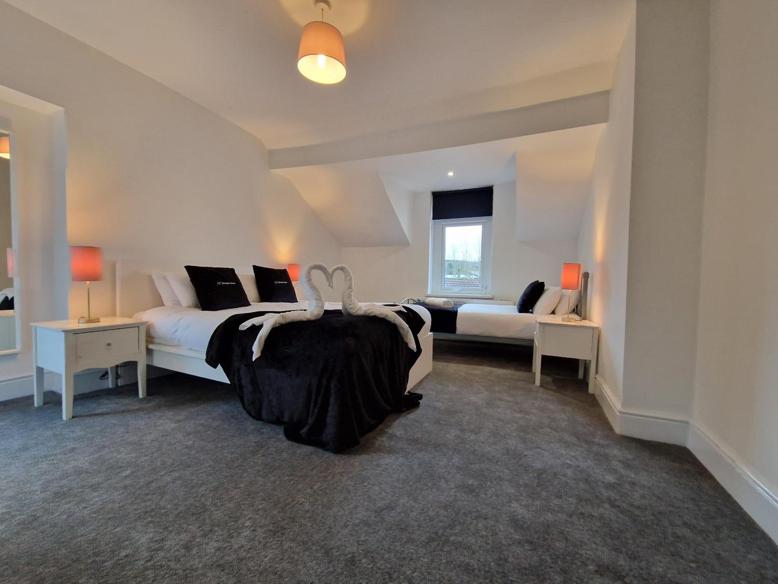Five-Bedroom House photo 1