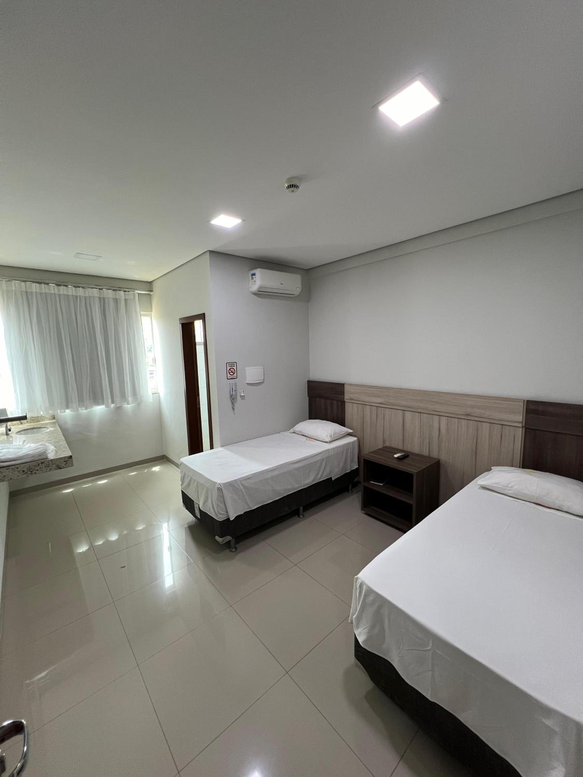 Twin Room with Private Bathroom - Photo 4