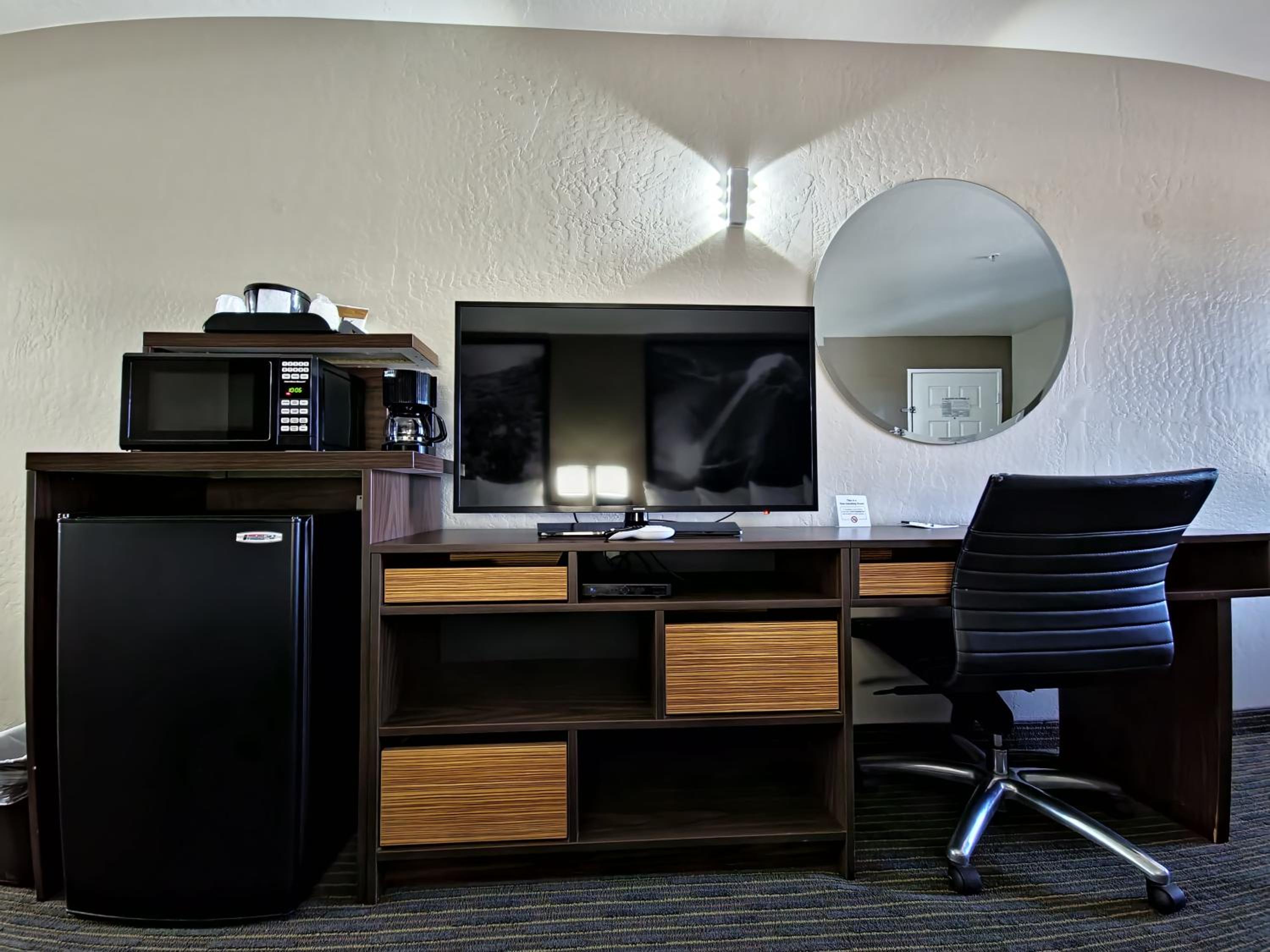 Studio Suite with Two King Beds - Non-Smoking - Photo 7