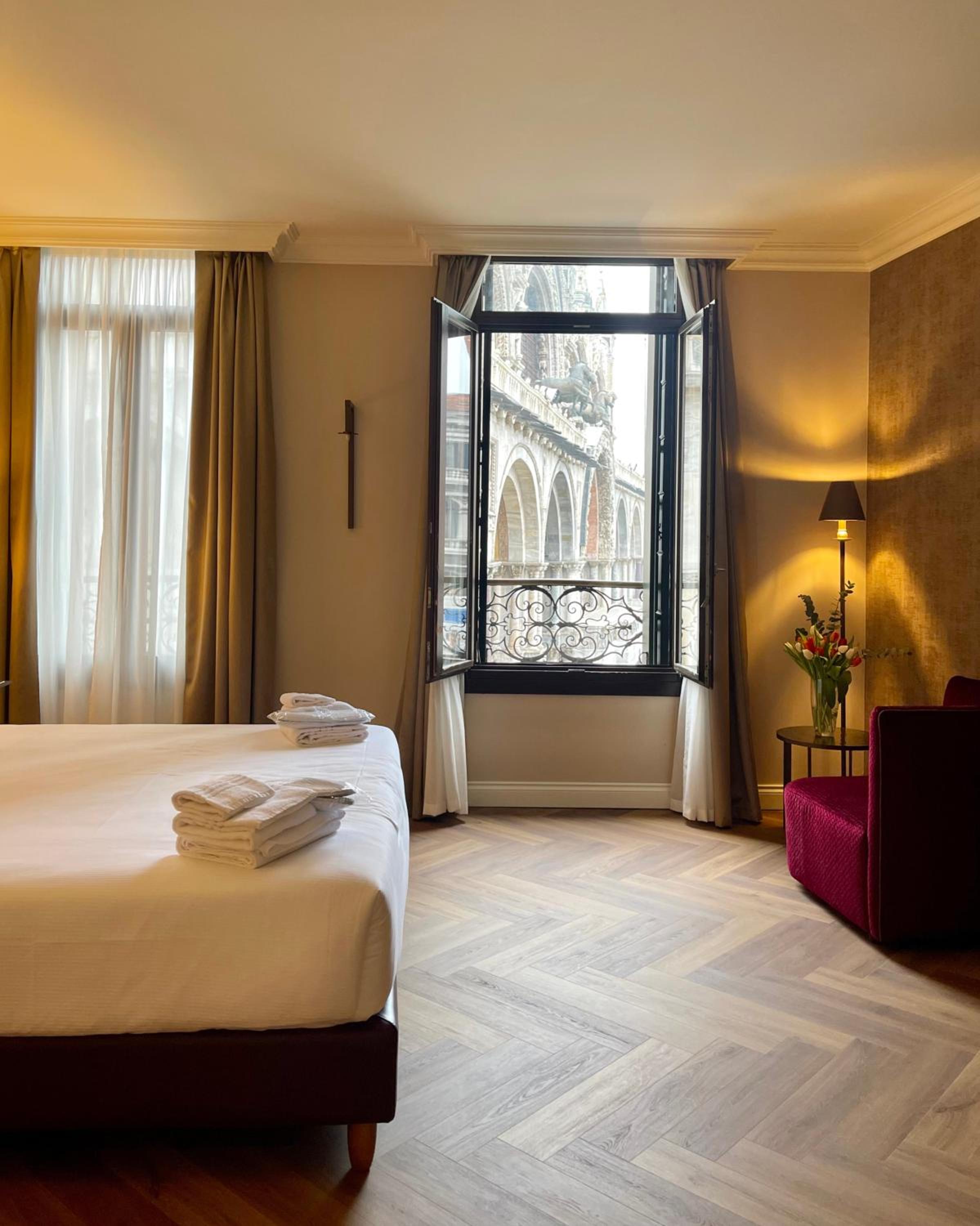 Deluxe King Room with San Marco Square View photo 1