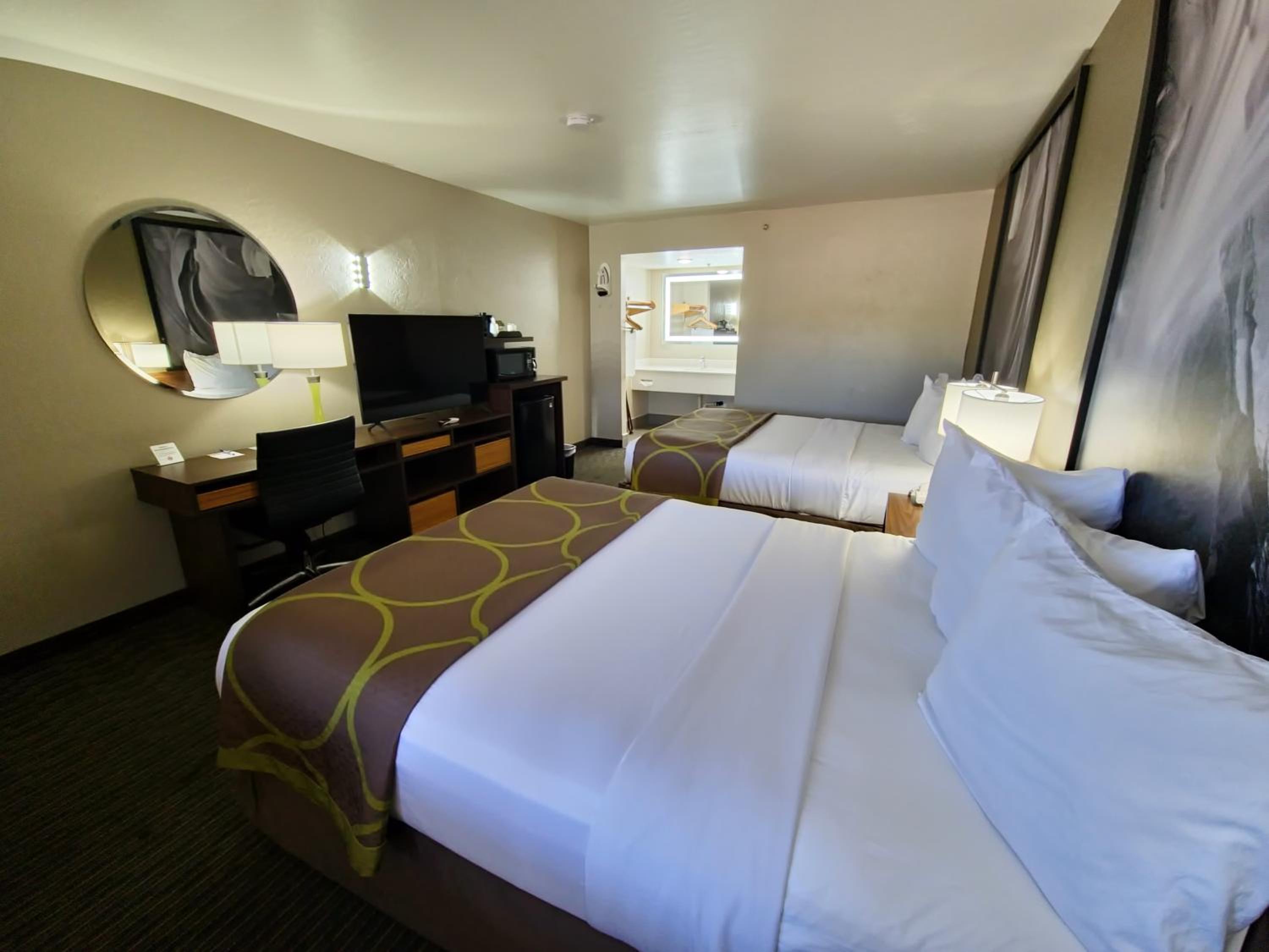 Studio Suite with Two King Beds - Non-Smoking - Photo 2