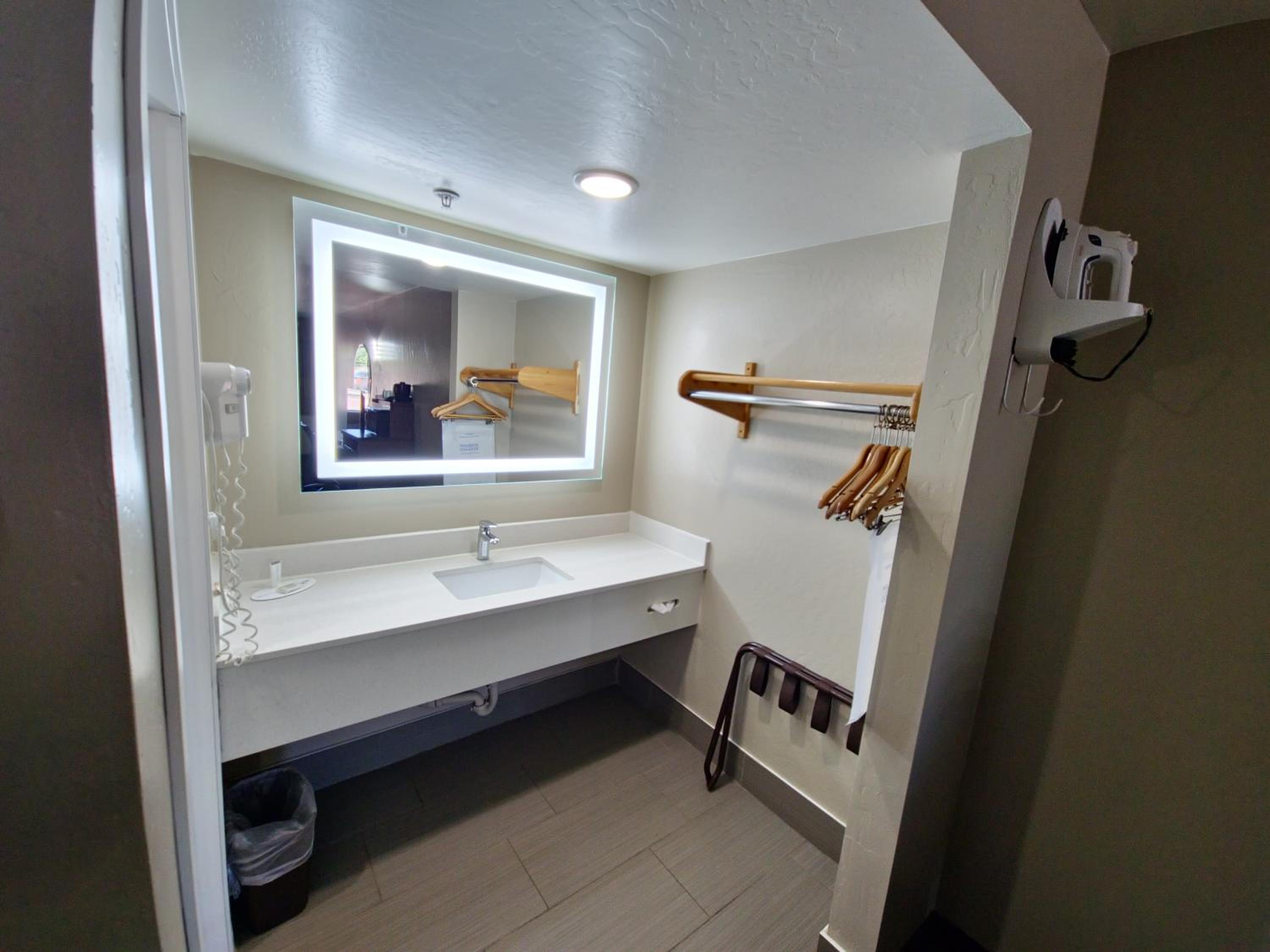 Studio Suite with Two King Beds - Non-Smoking - Photo 15