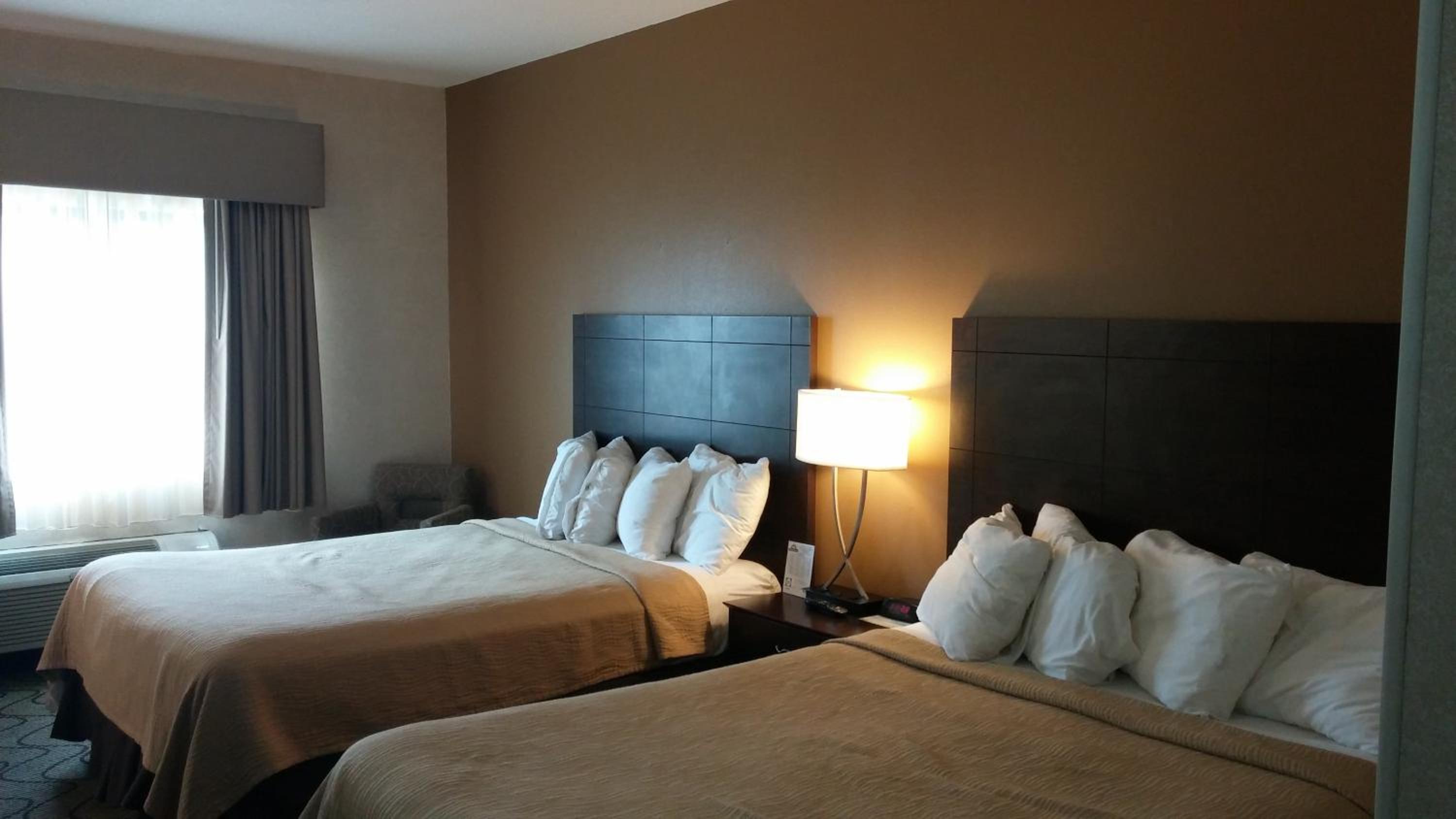 Queen Room with Two Queen Beds - Non-Smoking - Photo 5