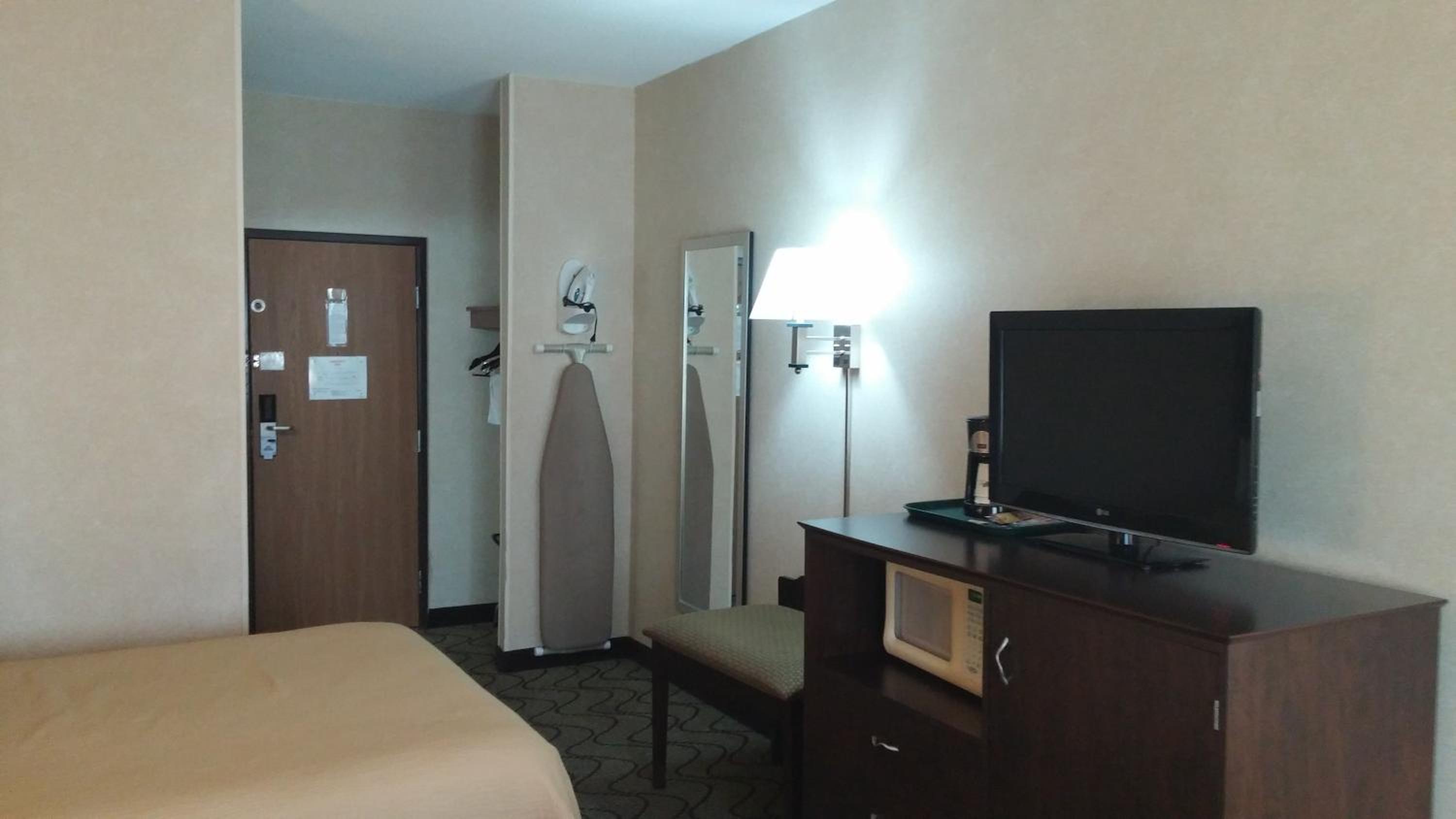 Queen Room with Two Queen Beds - Non-Smoking - Photo 4