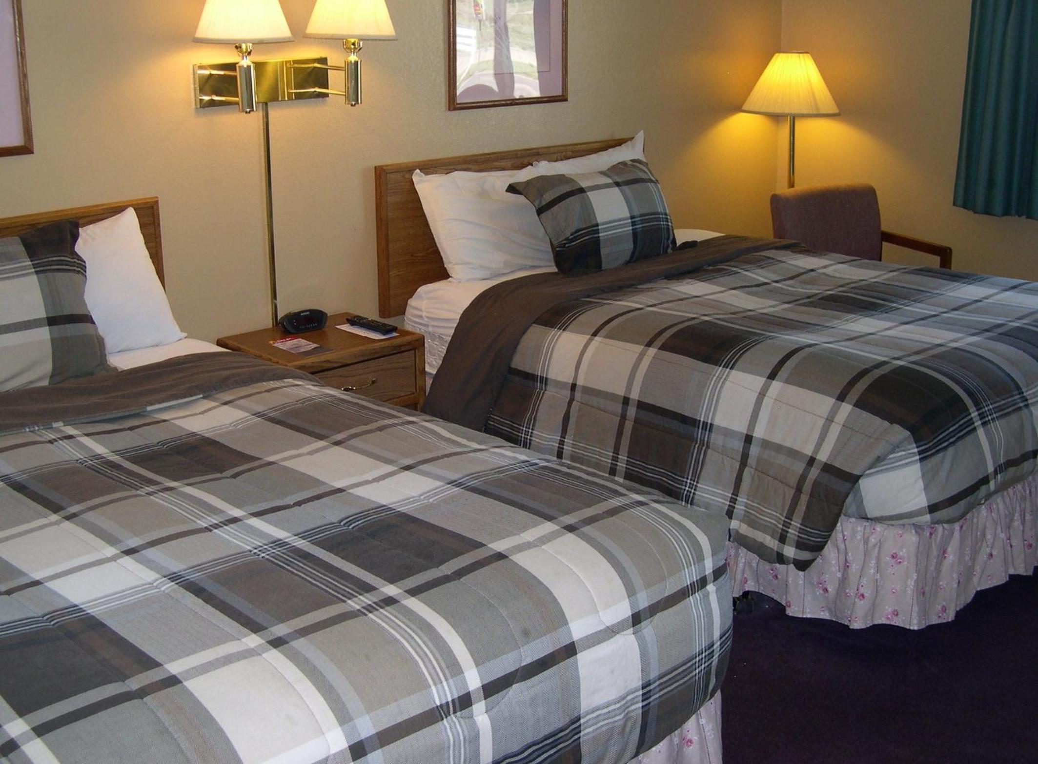 Queen Room with Two Queen Beds - Non-Smoking - Photo 3