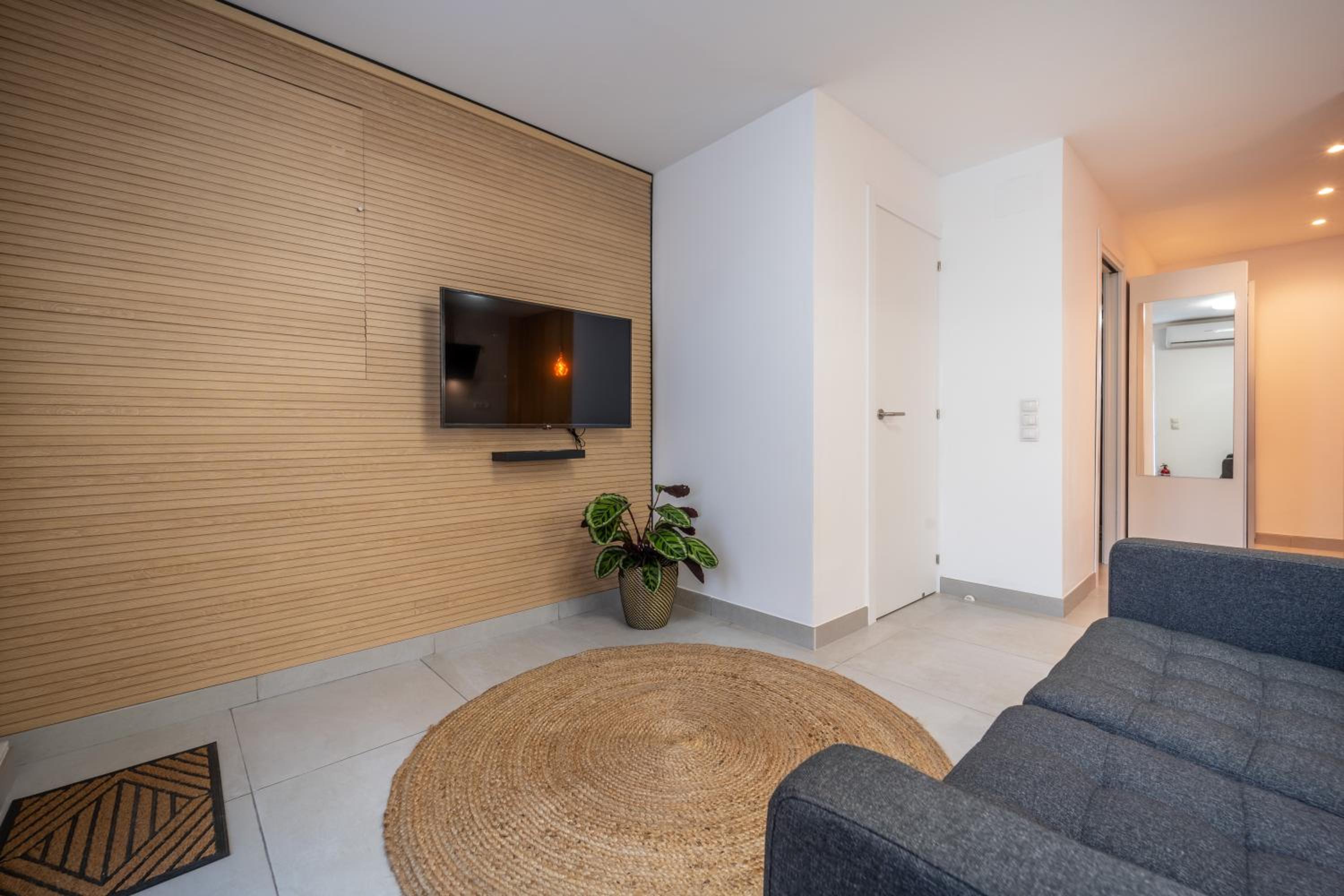 One-Bedroom Apartment photo 2