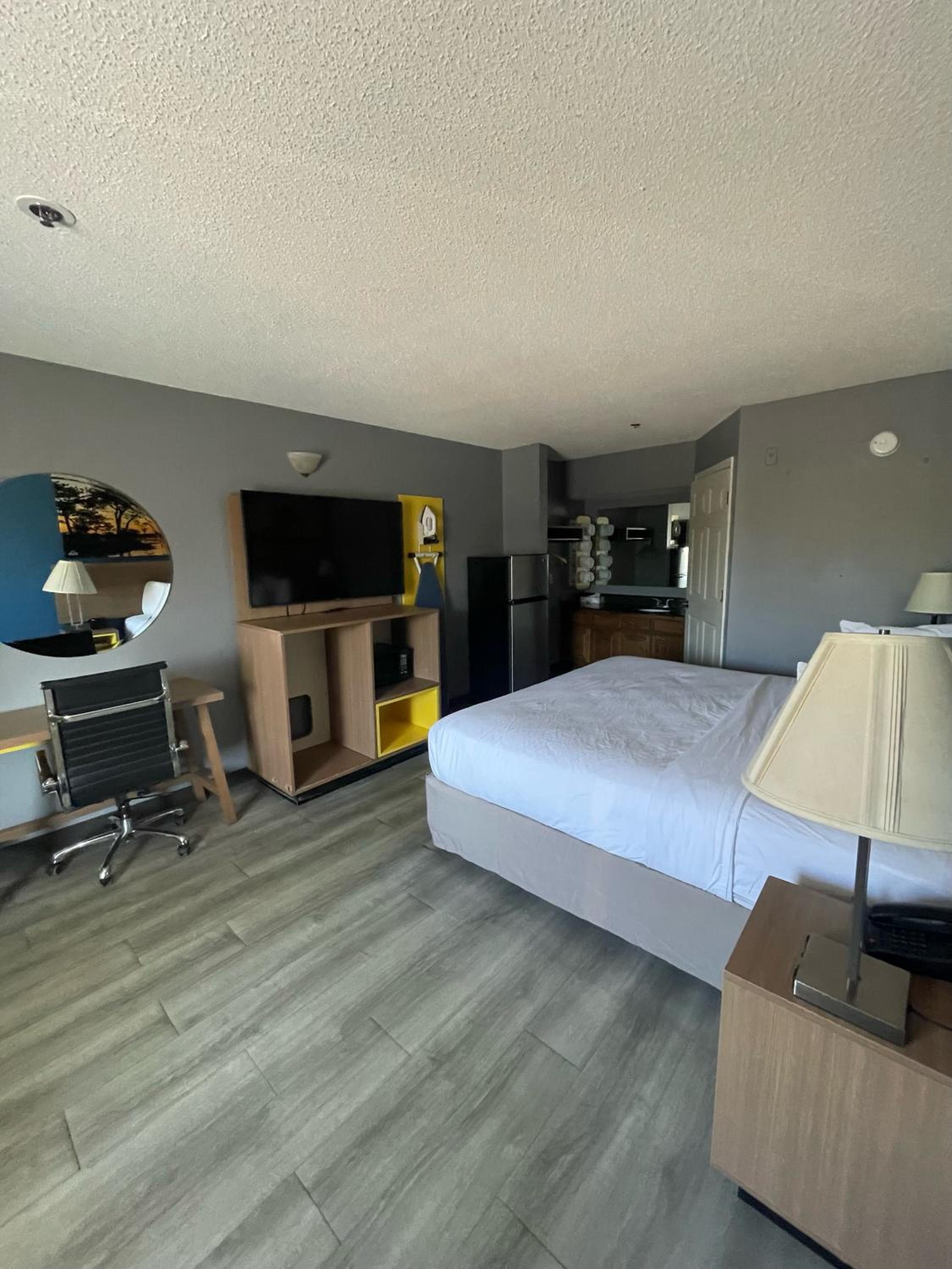King Room - Non-Smoking photo 2