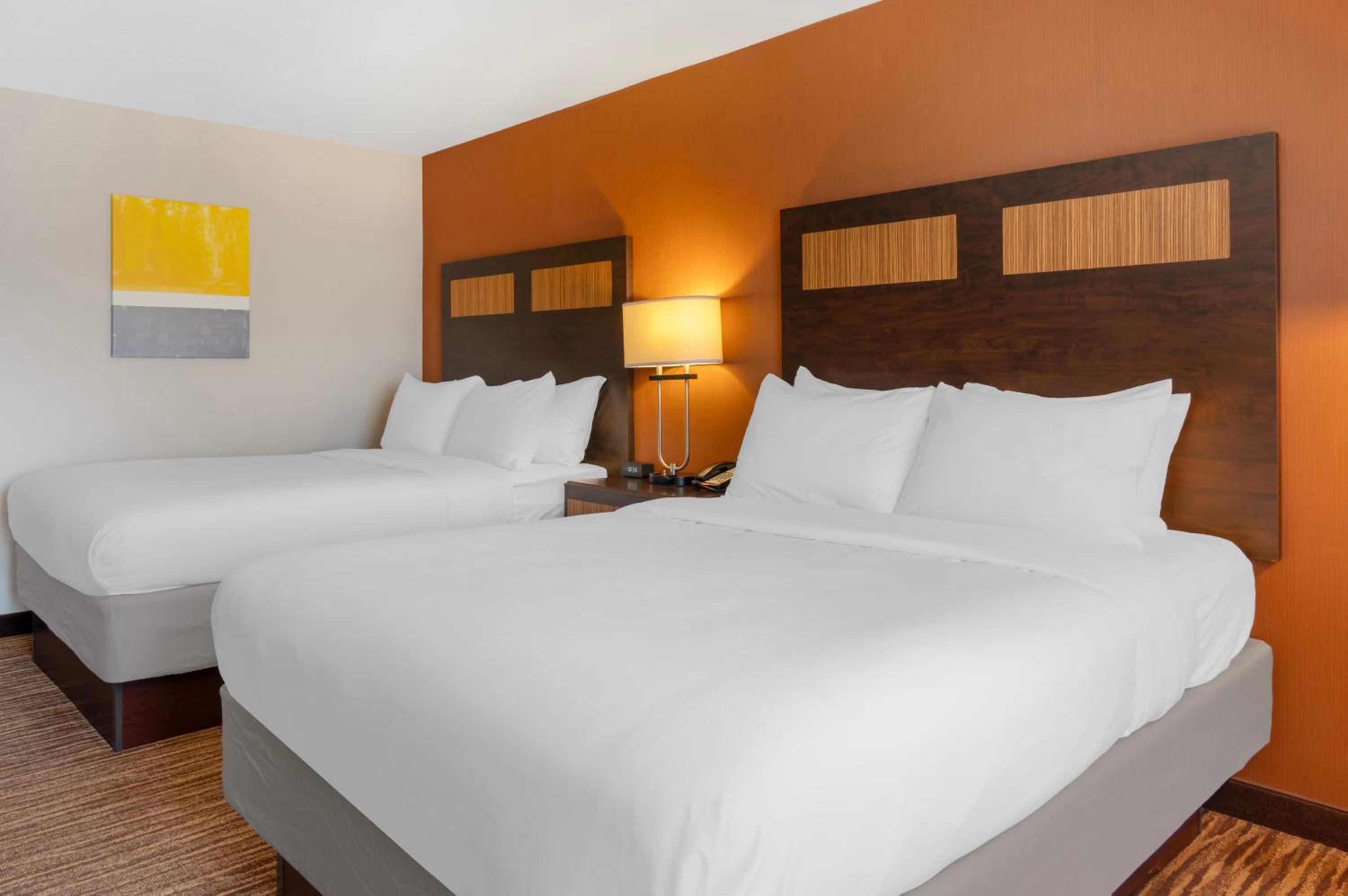 Queen Room with 2 Queen Beds - Non Smoking photo 3