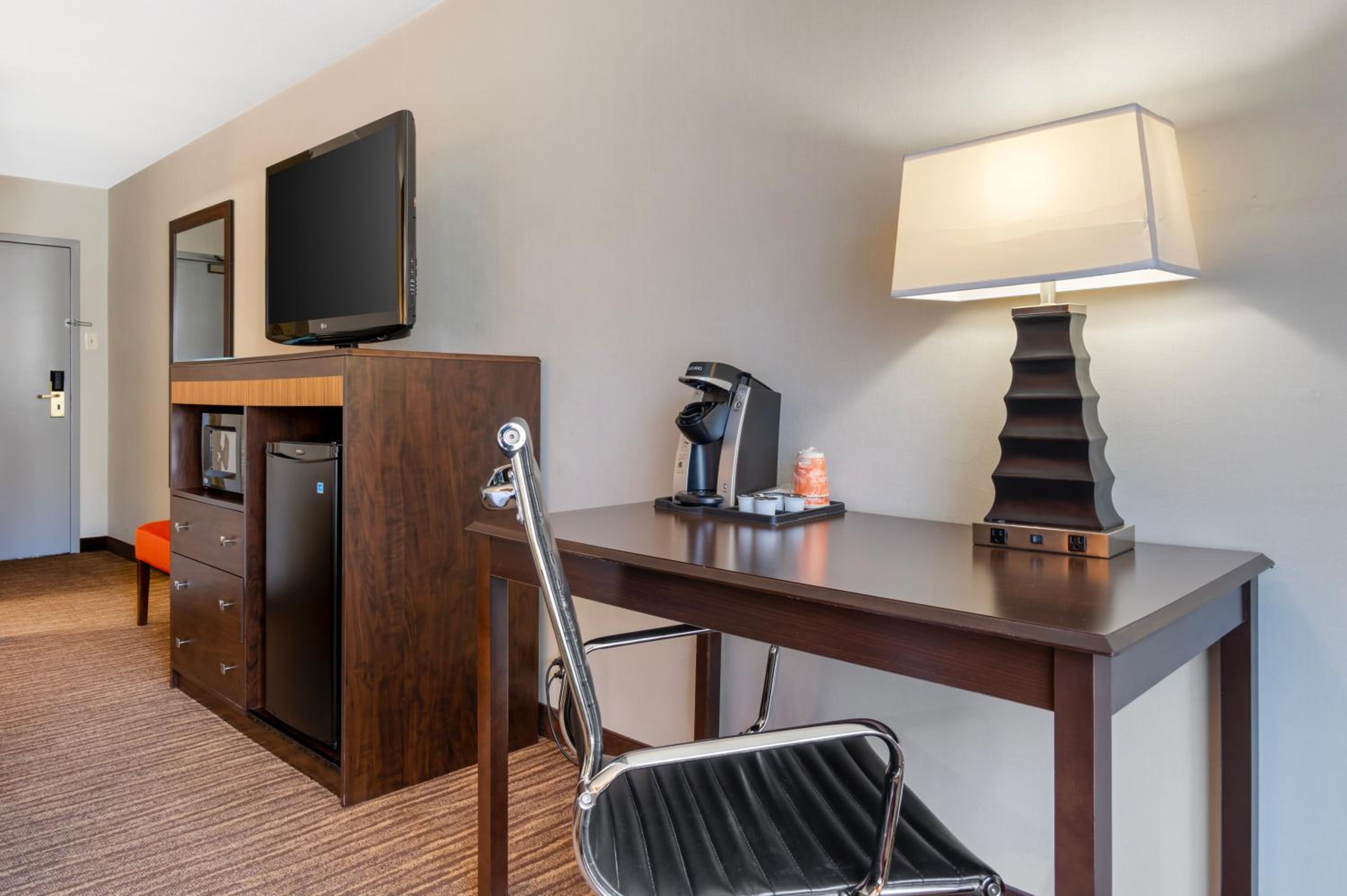King Suite - Non-Smoking photo 2
