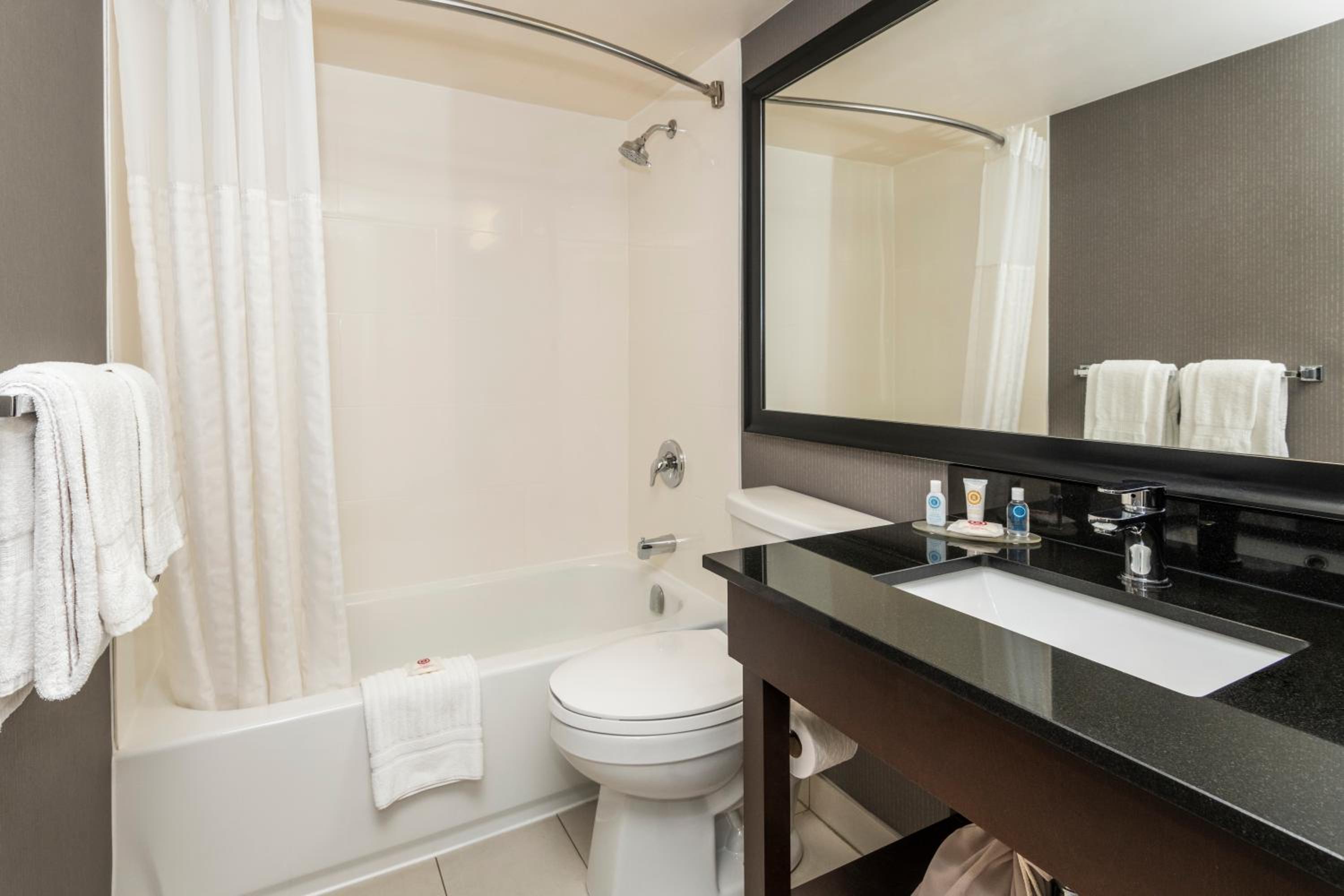 Queen Room with Two Queen Beds - First Floor/Non-Smoking - Photo 6