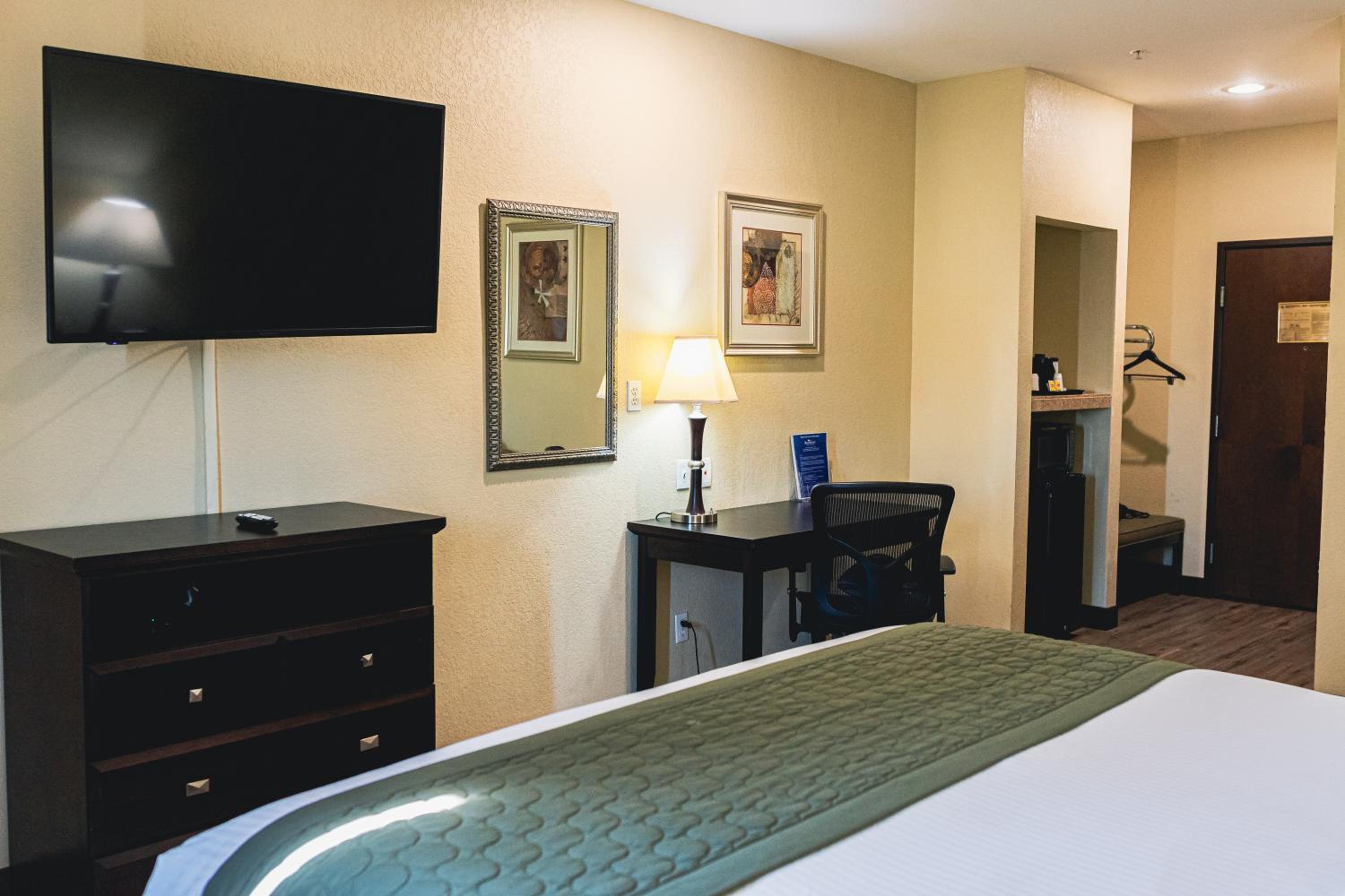 King Room - Non-Smoking - Photo 4