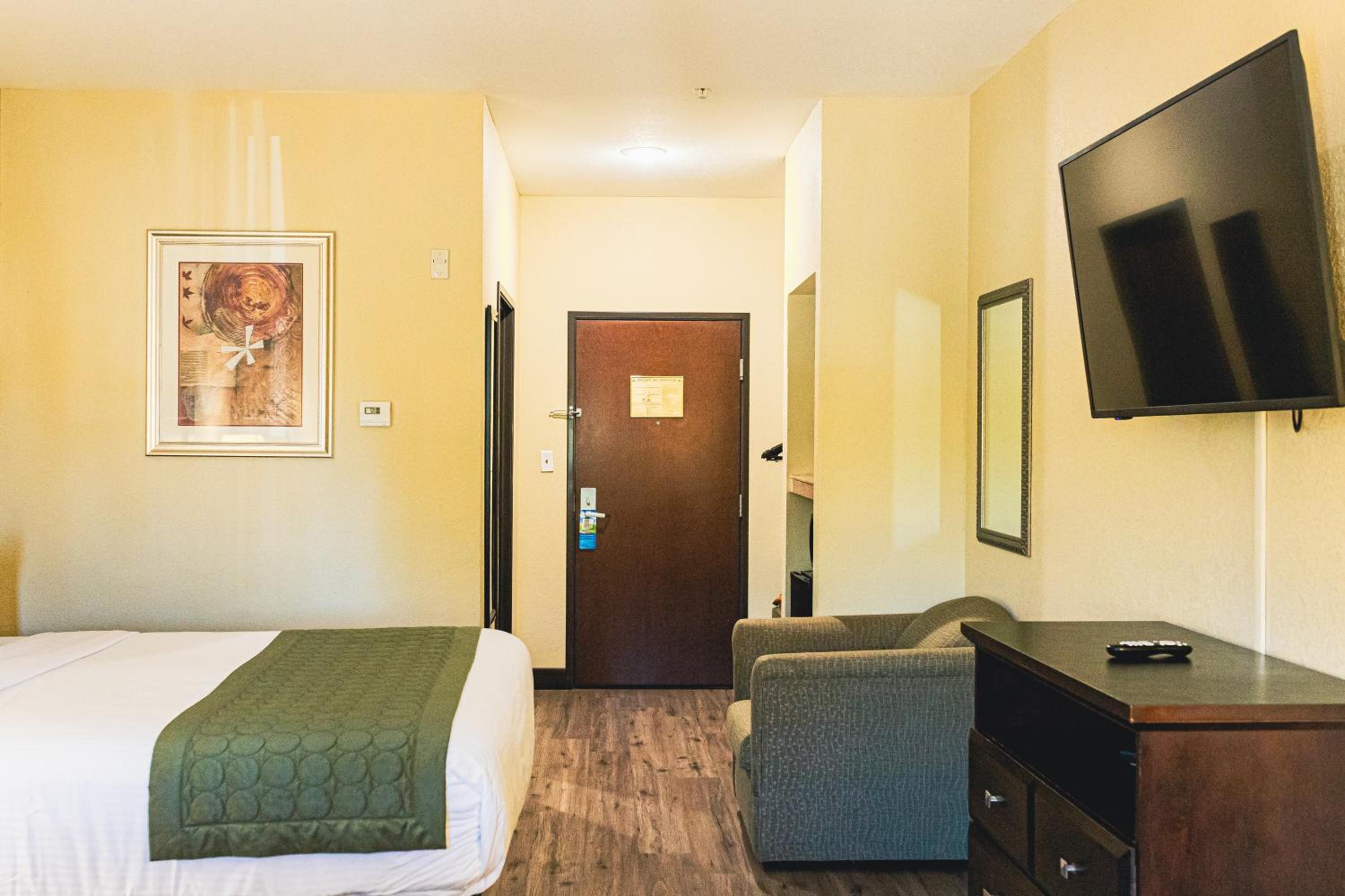 King Room - Non-Smoking - Photo 6