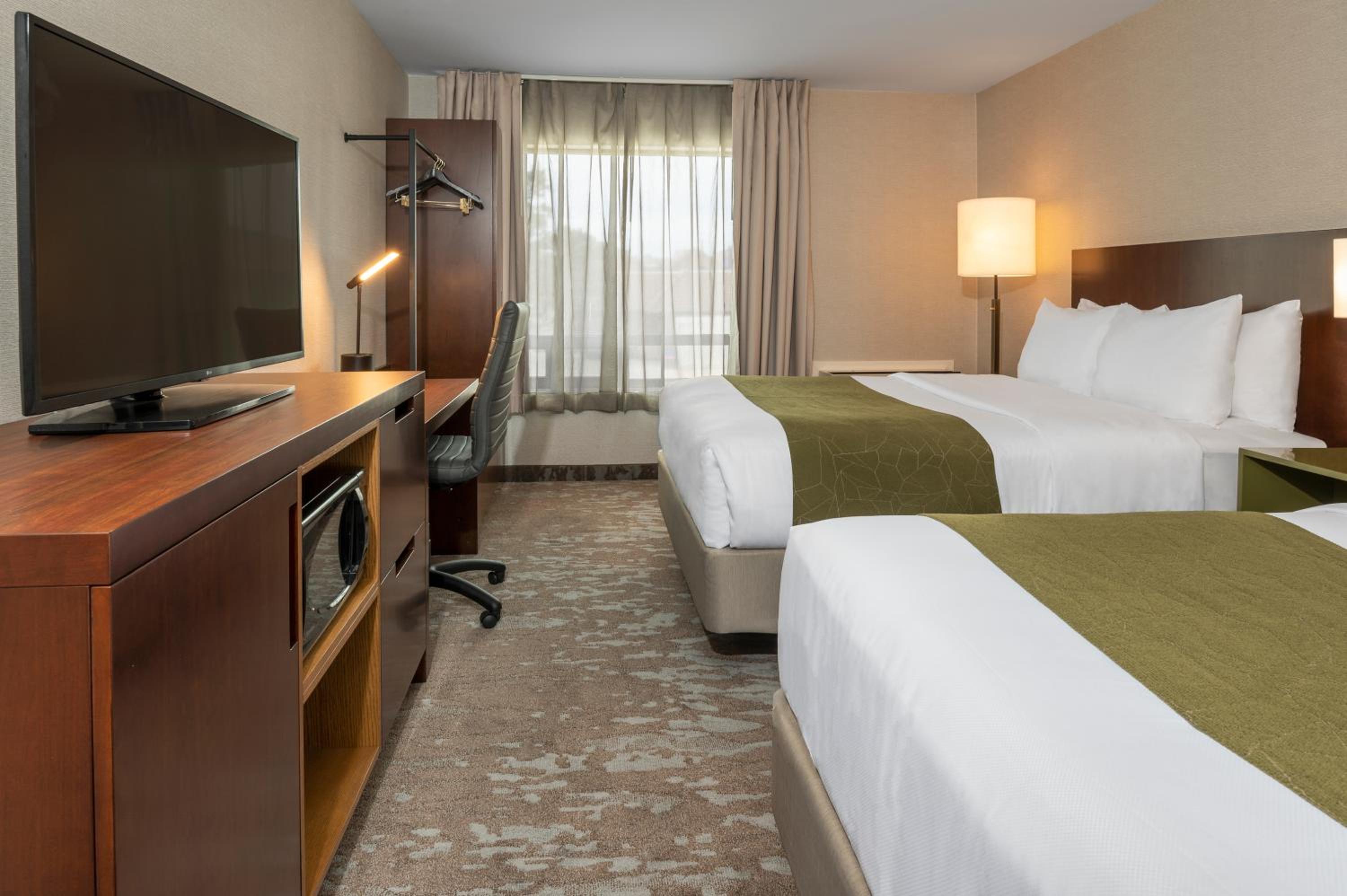 Queen Room with Two Queen Beds - Non Smoking - Photo 2