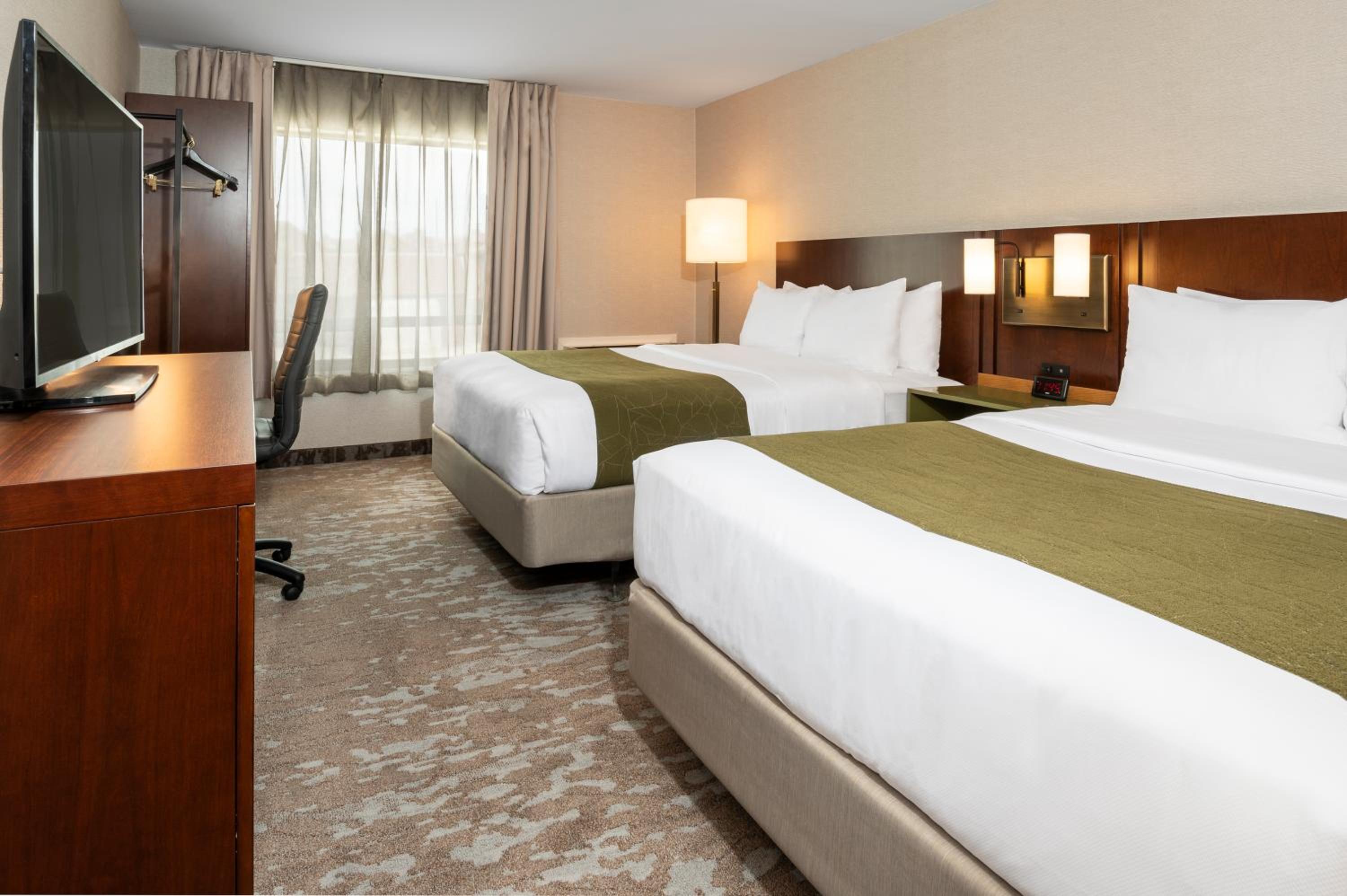 Queen Room with Two Queen Beds - Non Smoking - Photo 4
