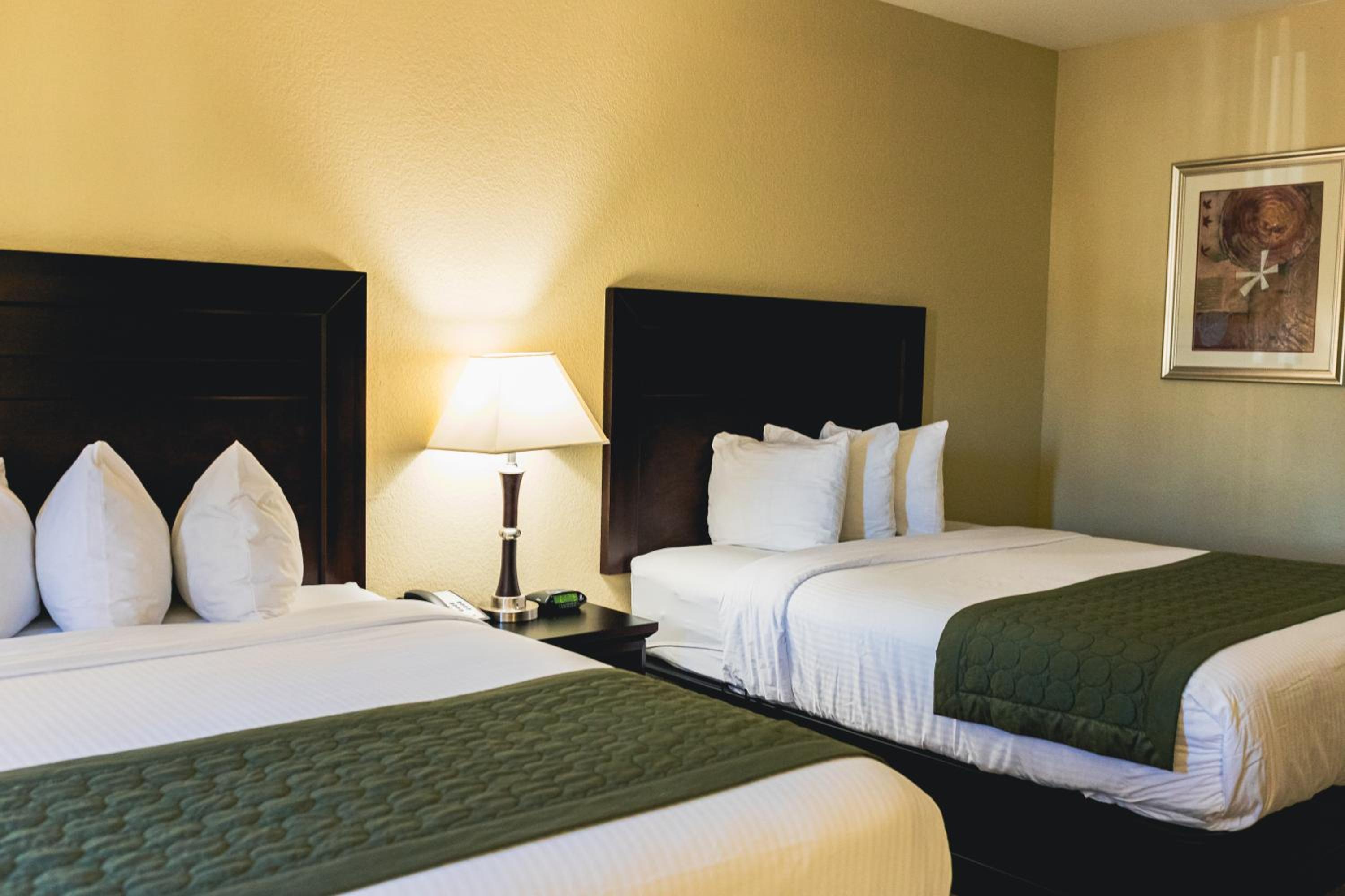 Standard Room with Two Queen Beds - Photo 4