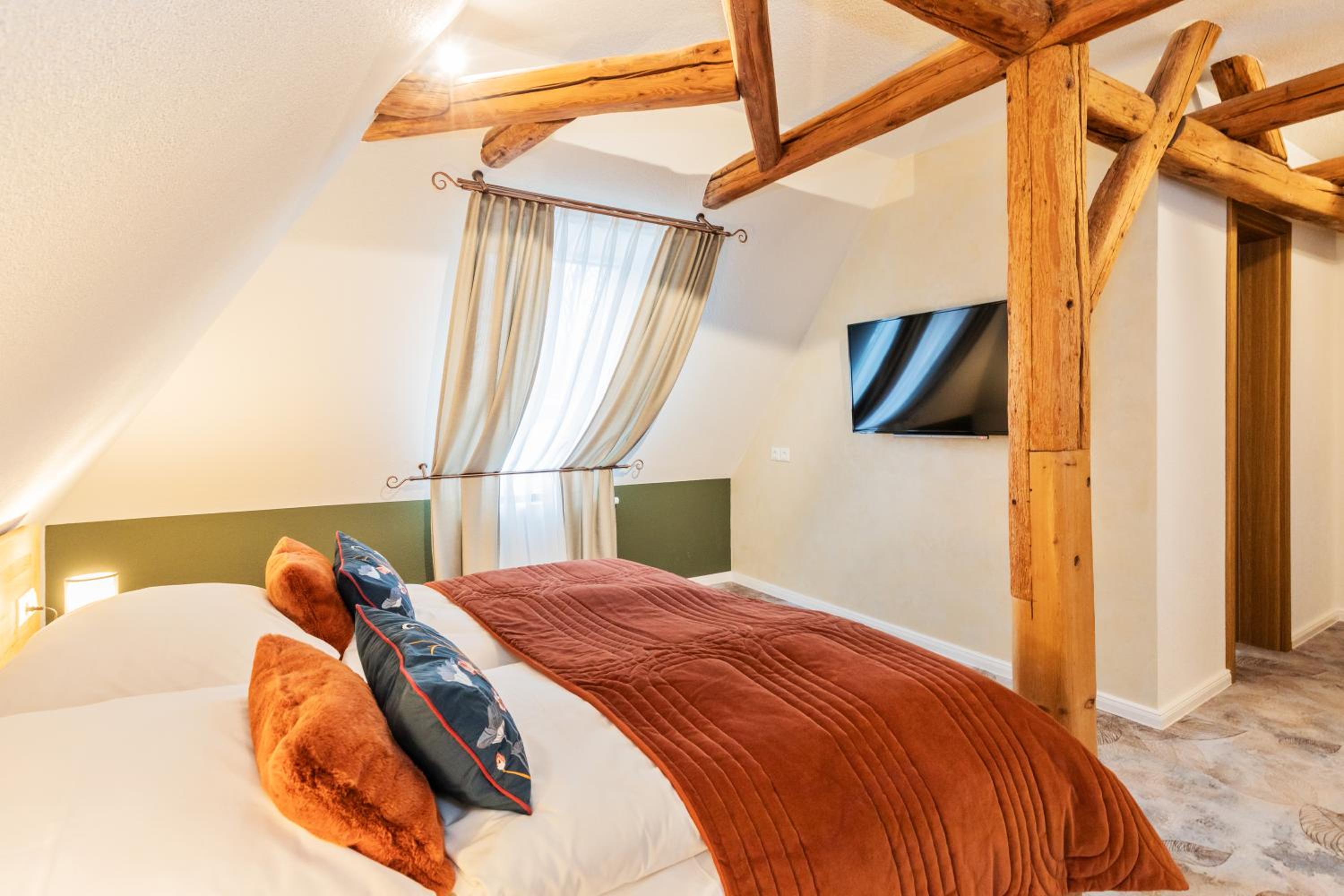 Large Double Room - Photo 1