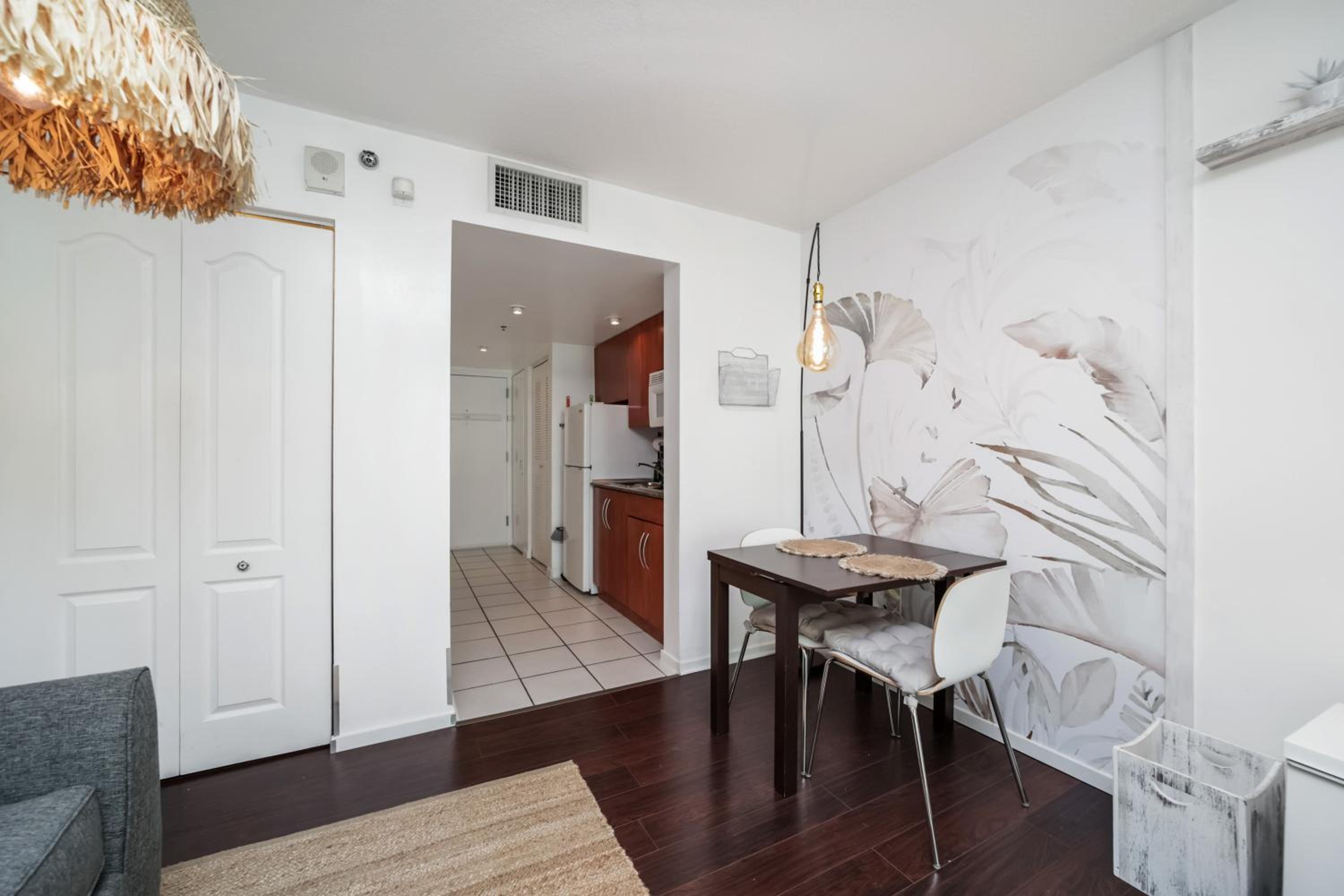 One-Bedroom Apartment photo 2