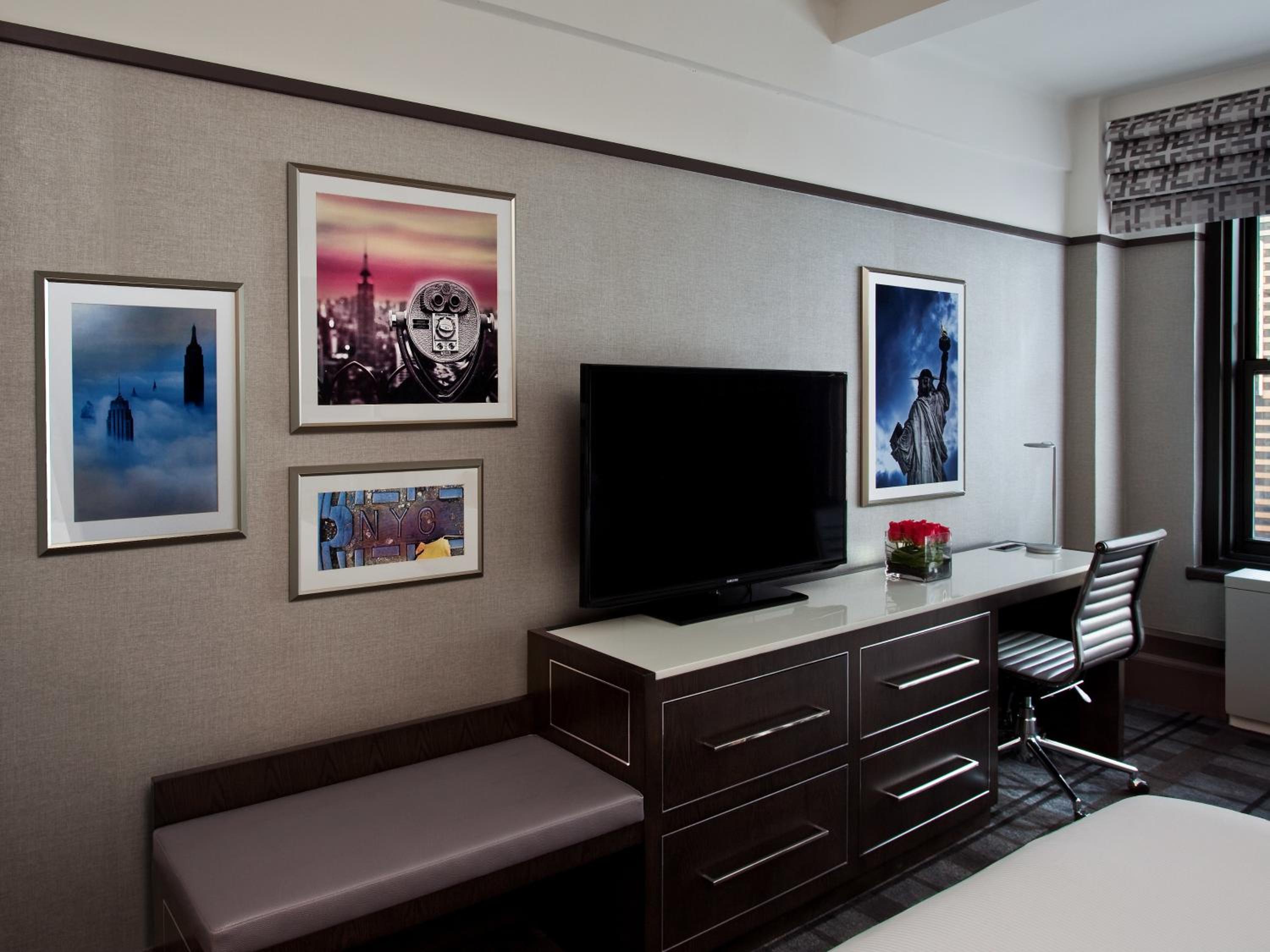 Deluxe Queen Room with Two Queen Beds photo 1