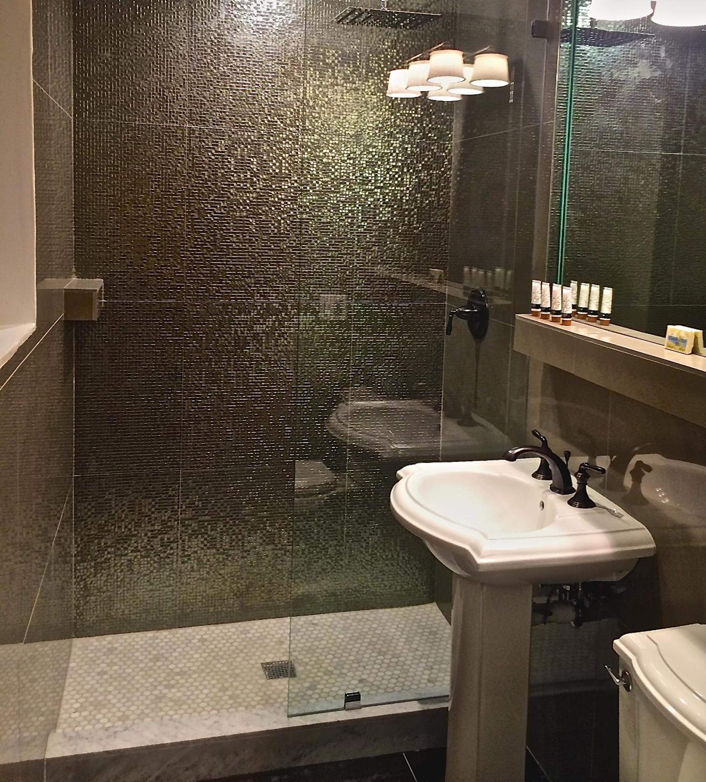Classic King Room - Photo 24