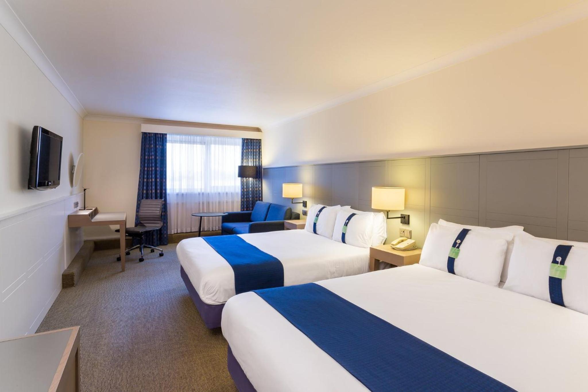 Standard King Room with Two King Beds and Sofa Bed - Photo 3