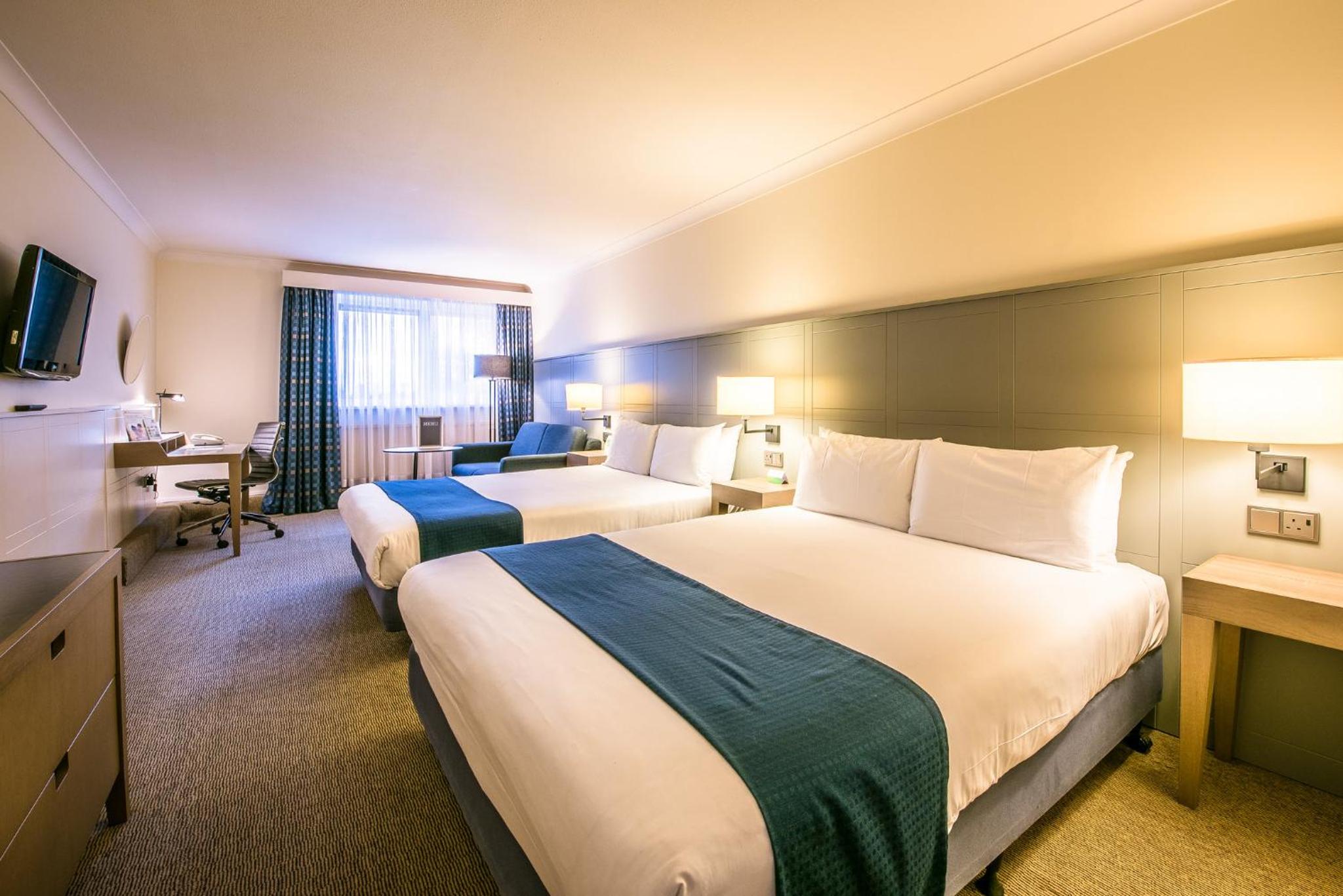 Standard King Room with Two King Beds and Sofa Bed - Photo 4