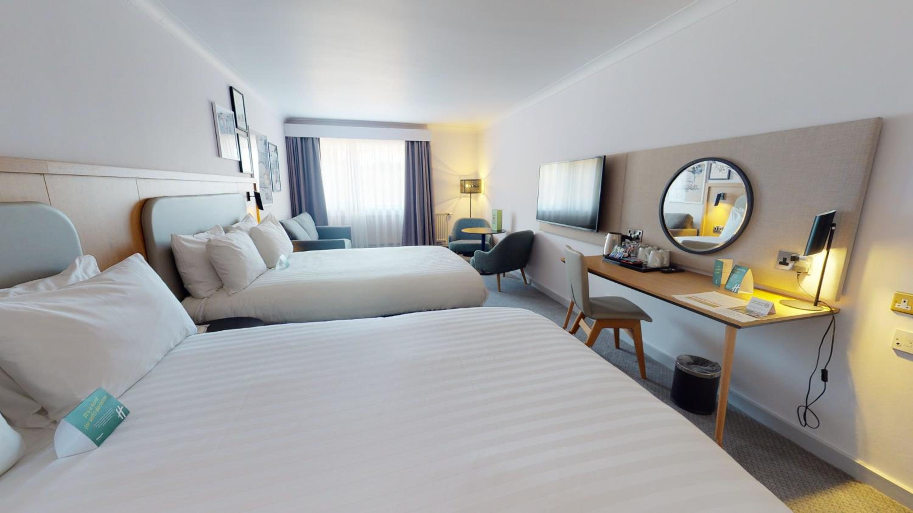 Standard King Room with Two King Beds and Sofa Bed - Photo 2