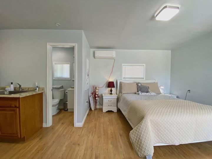 One-Bedroom House photo 1