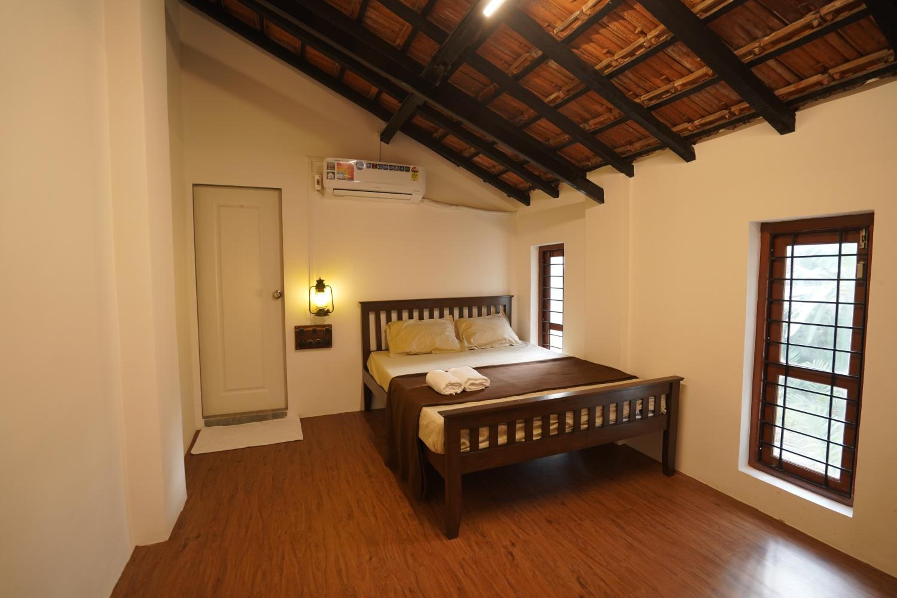 Deluxe Double Room (2 Adults + 1 Child) - Photo 3